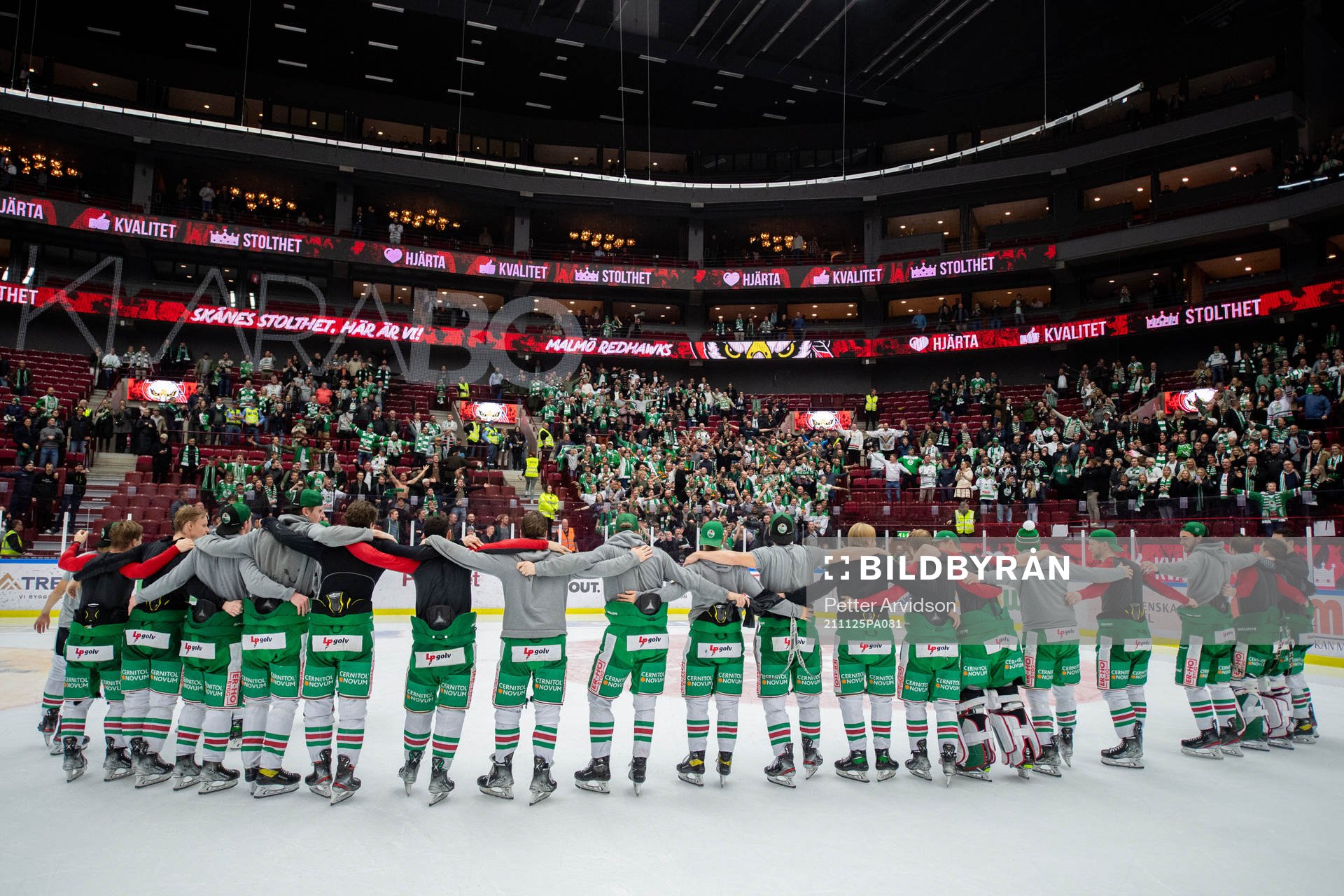 Rögles spelare jublar mot sina supportrar