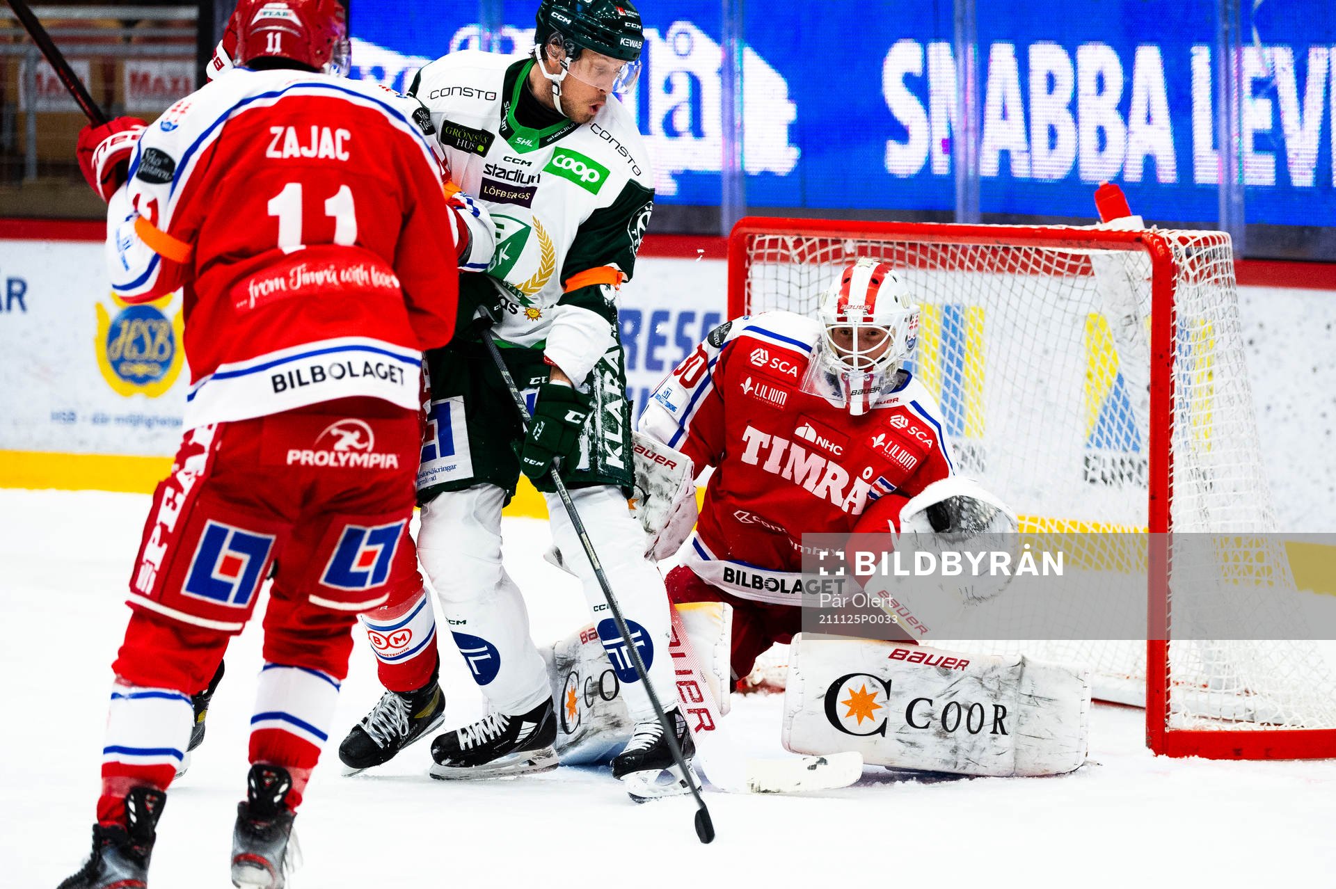 Timrås målvakt Jacob Johansson räddar