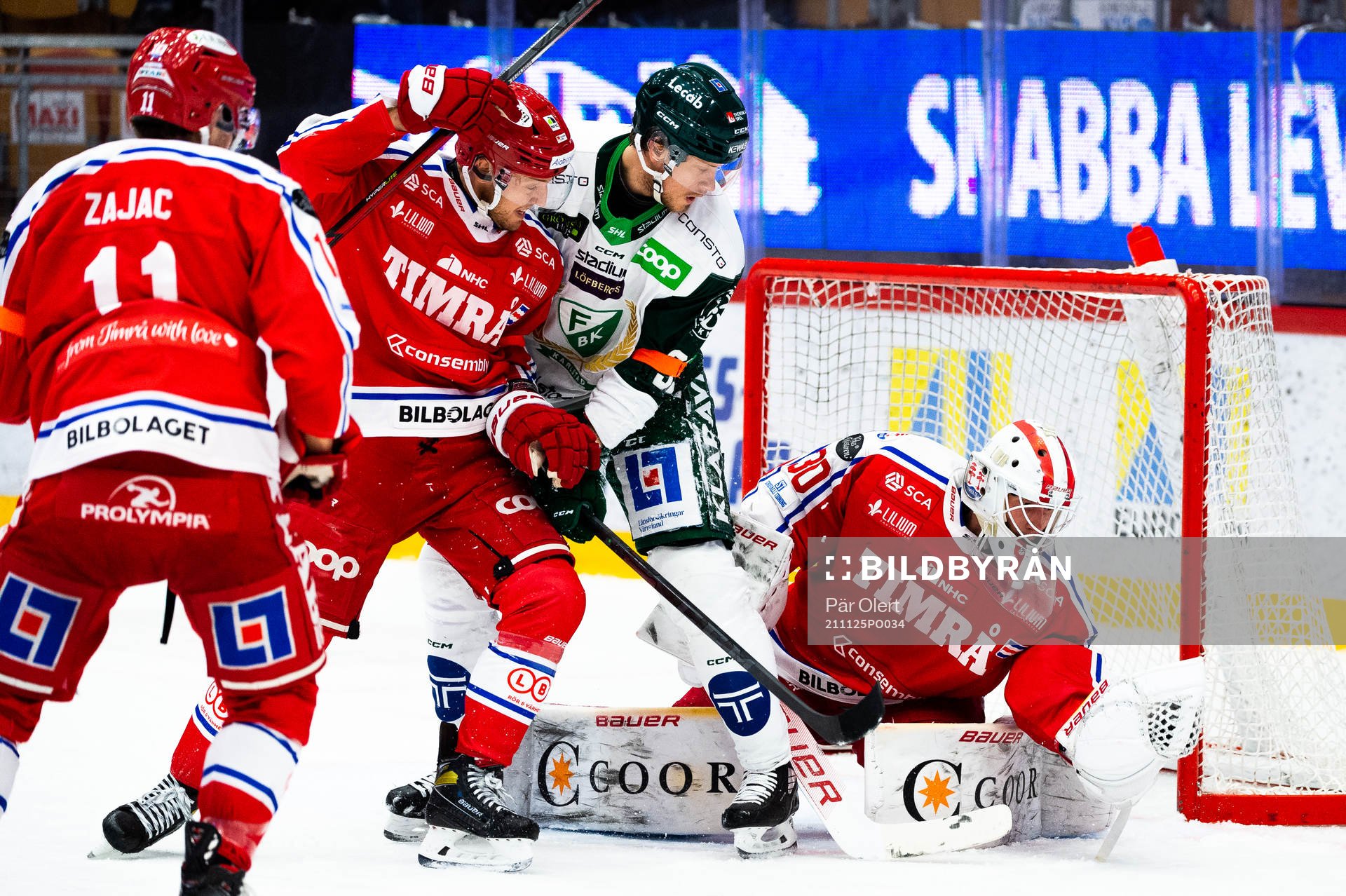 Timrås målvakt Jacob Johansson räddar