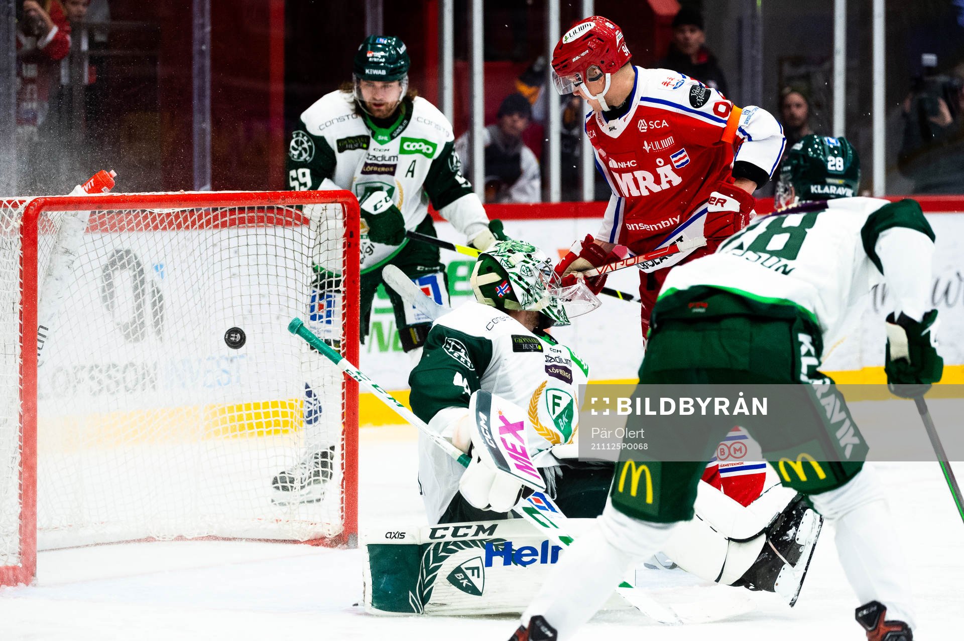 Timrås Viktor Lodin gör 1-3 bakom Färjestads målvakt