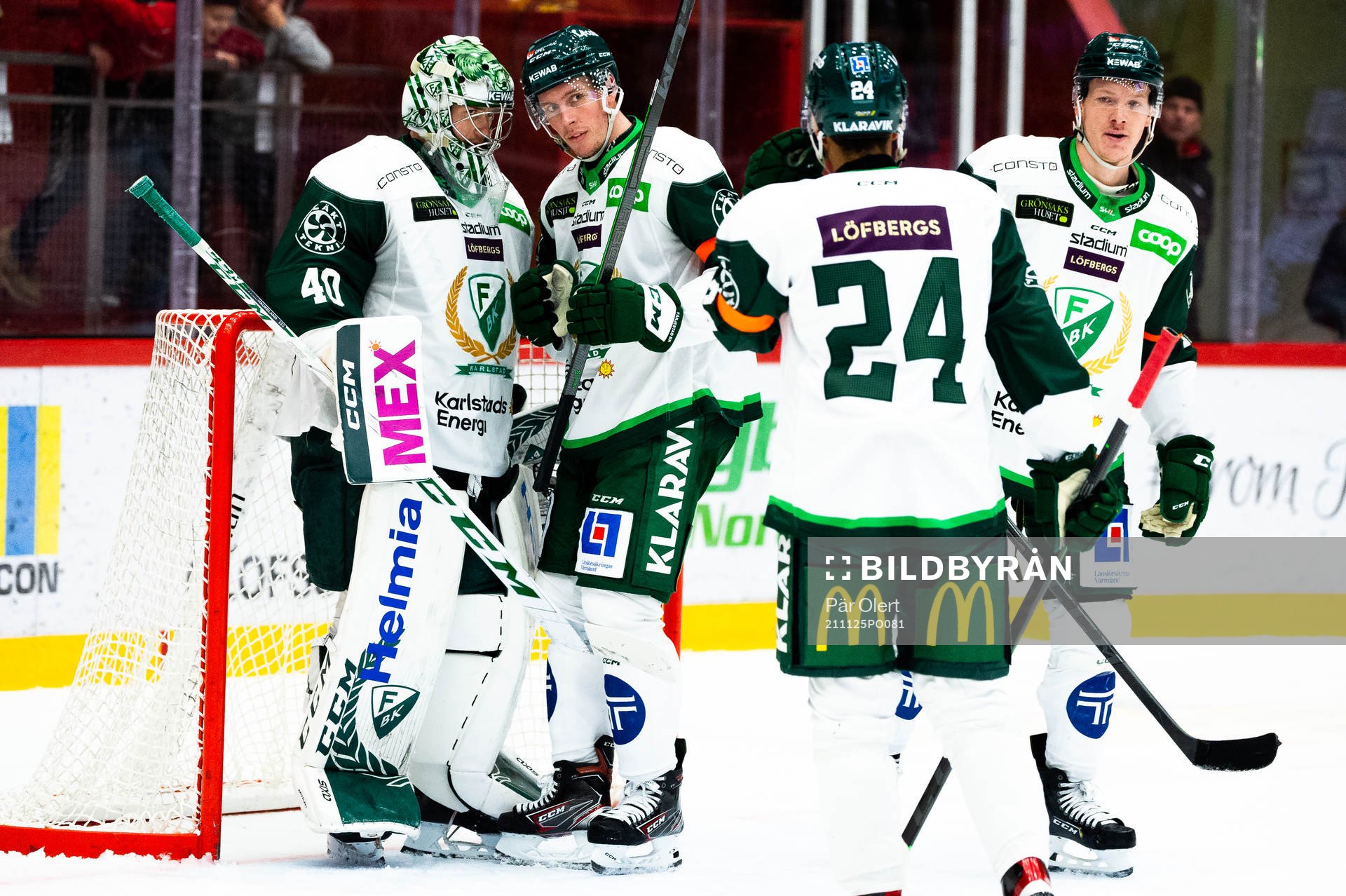 Färjestads målvakt Henrik Haukeland jublar