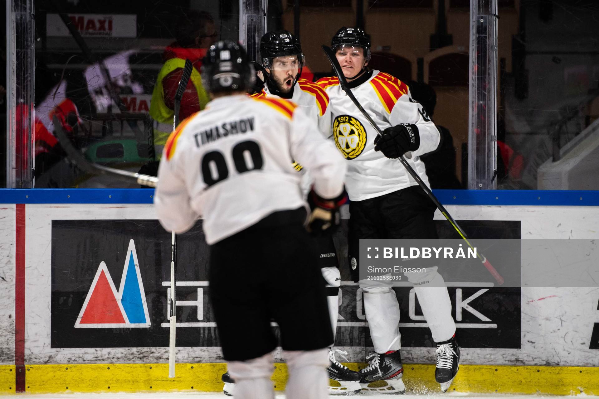 Brynäs Oula Palve jublar med lagkamrater