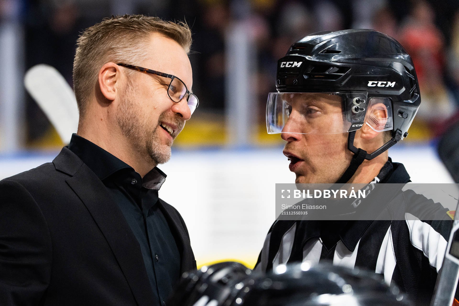 Brynäs tränare Mikko Manner och domare Tobias Björk