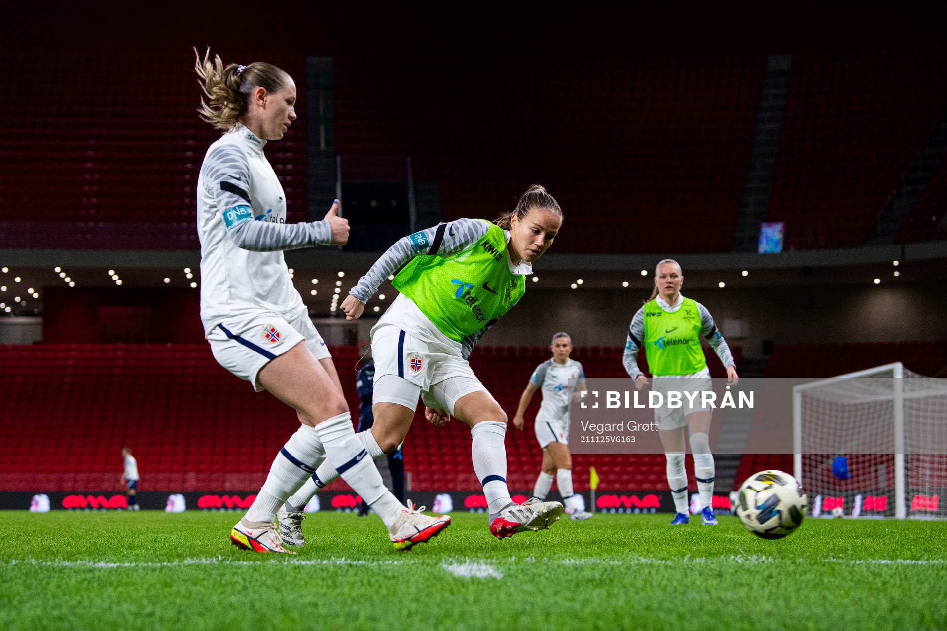 Elisabeth Terland and Guro Reiten of Norway warm up