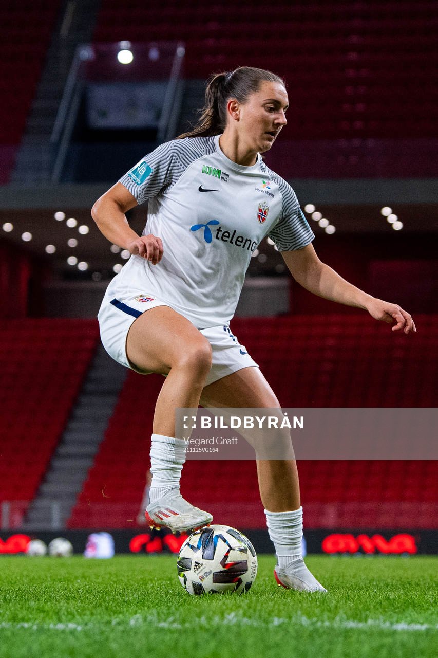 Vilde Bøe Risa of Norway warms up