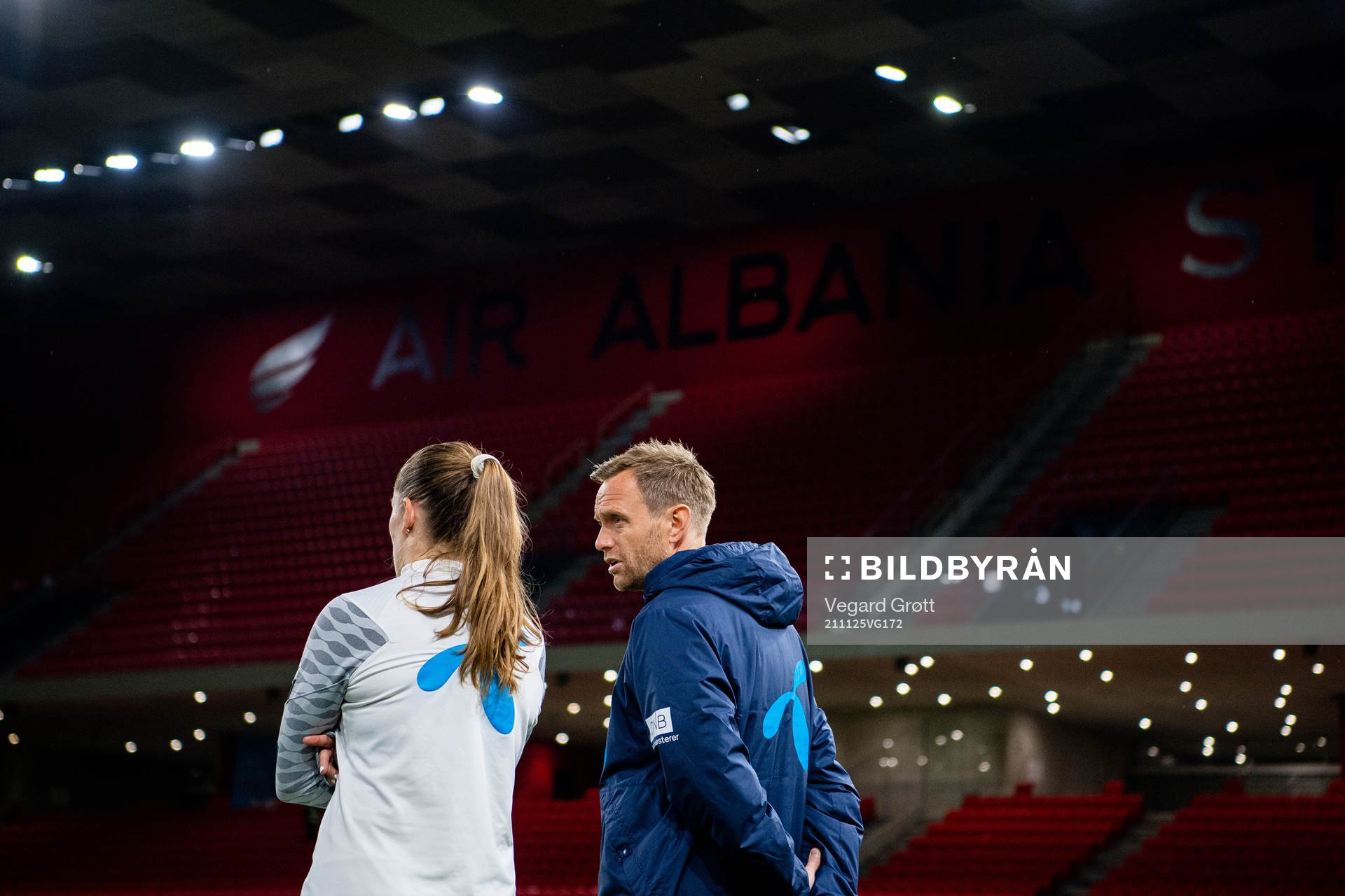 Martin Sjögren, head coach of Norway, talks to Maren Mjelde