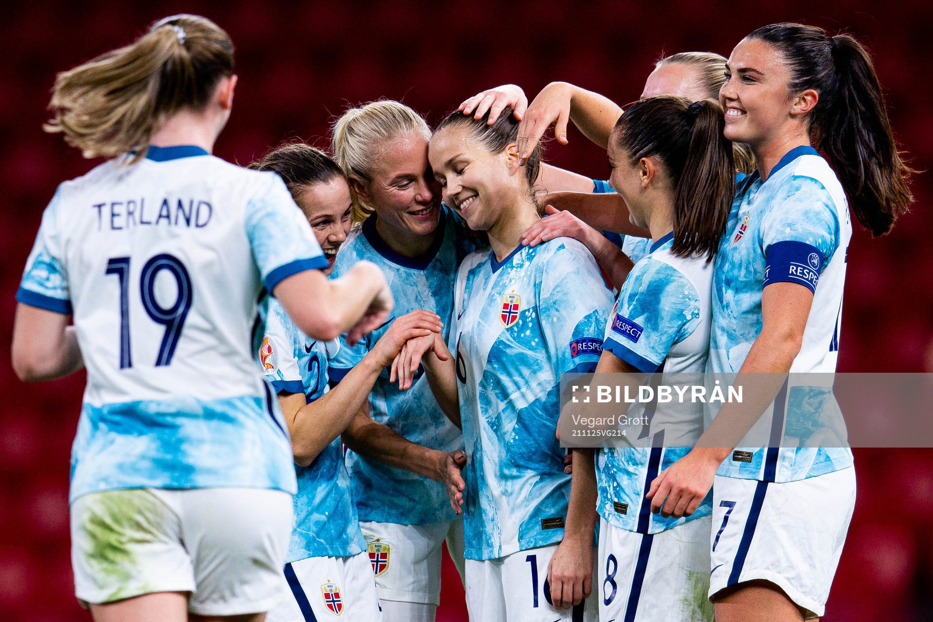 Guro Reiten of Norway celebrates with teammates Tuva