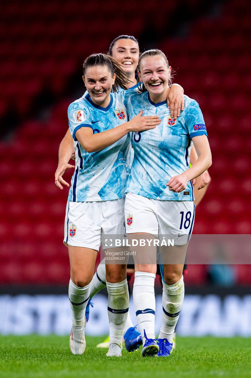 Frida Maanum of Norway celebrates with teammates Vilde Bøe