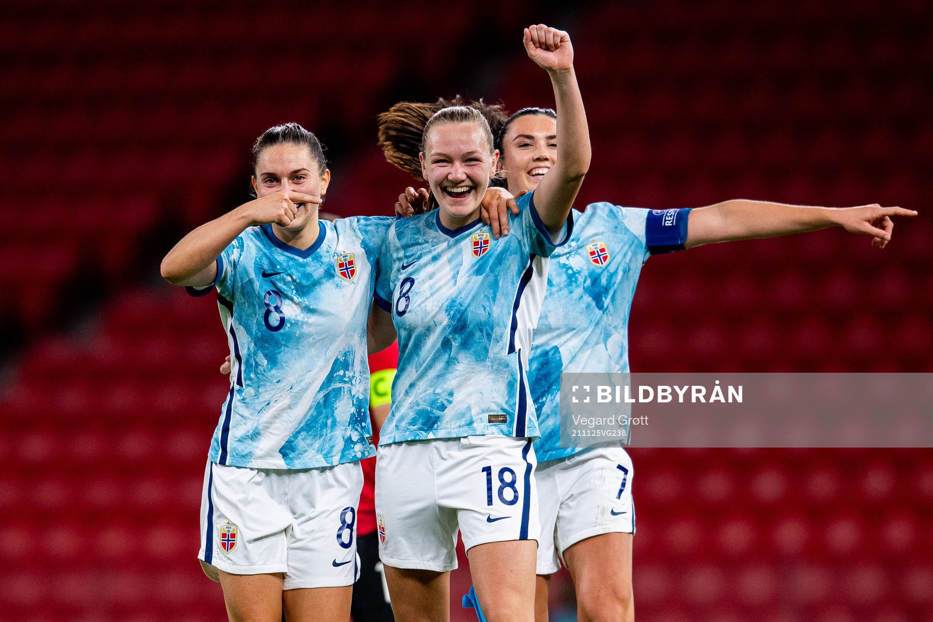 Frida Maanum of Norway celebrates with teammates Vilde Bøe
