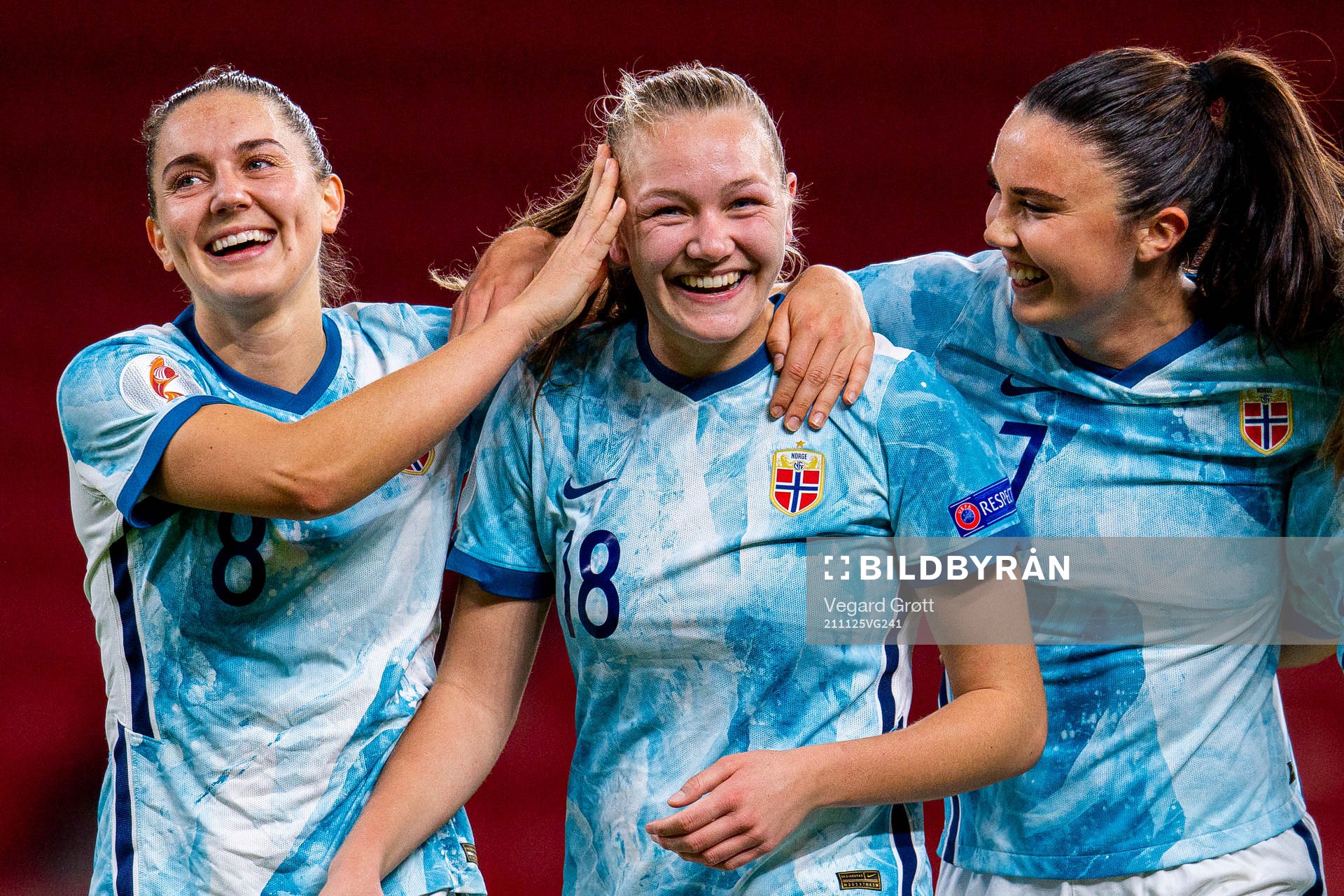 Frida Maanum of Norway celebrates with teammates Vilde Bøe