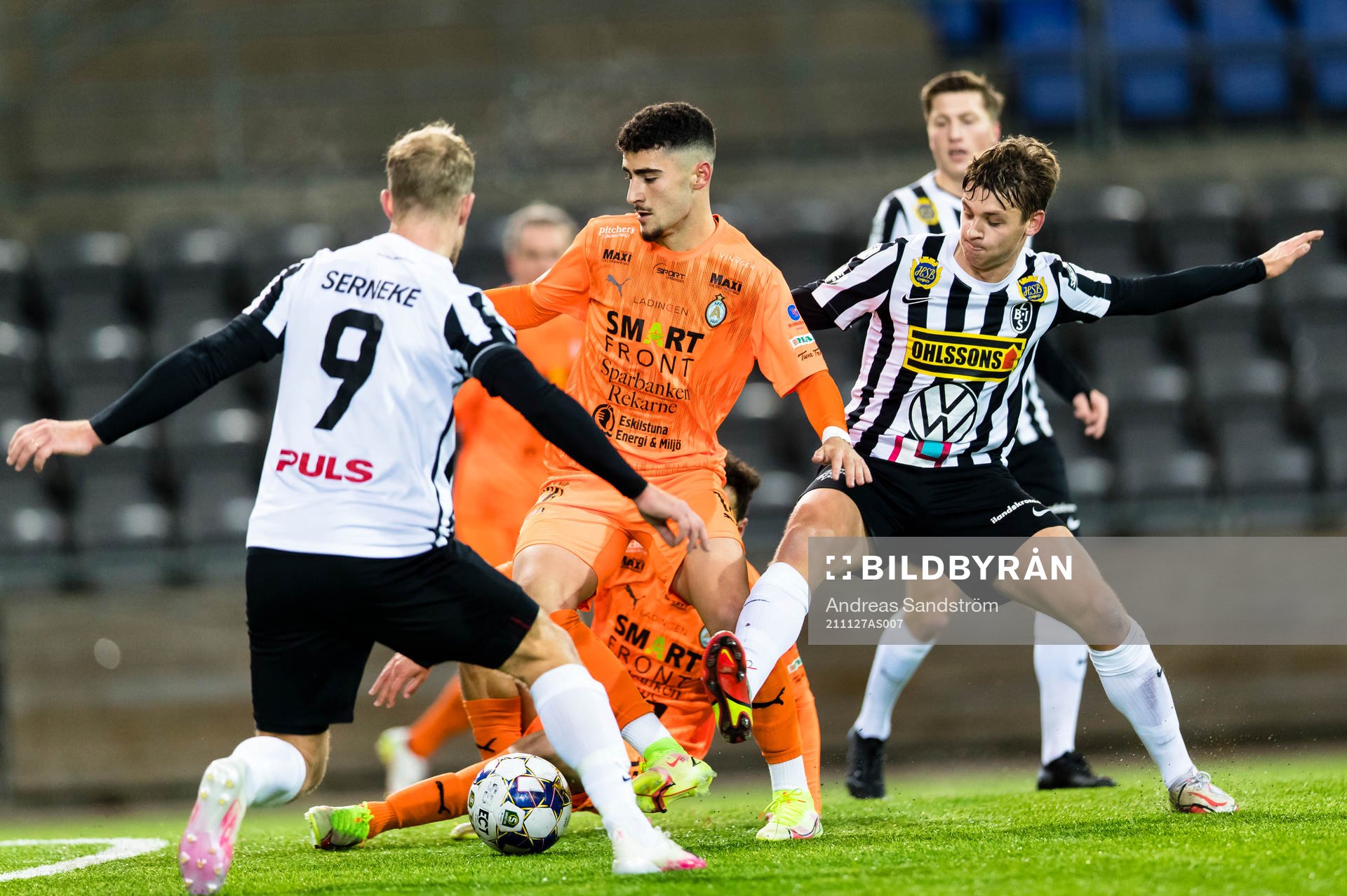 AFC Eskilstunas Ismet Lushaku i kamp om bollen med
