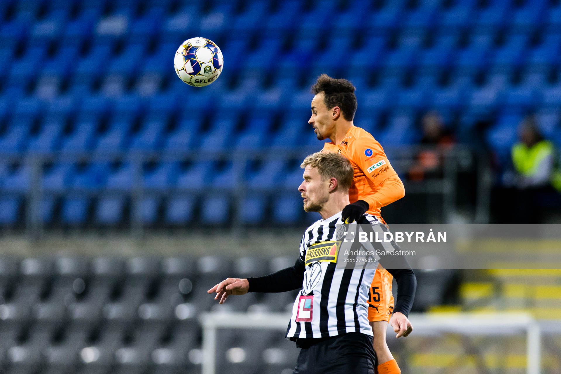 AFC Eskilstunas Viktor Fors når högst i en nickduell med