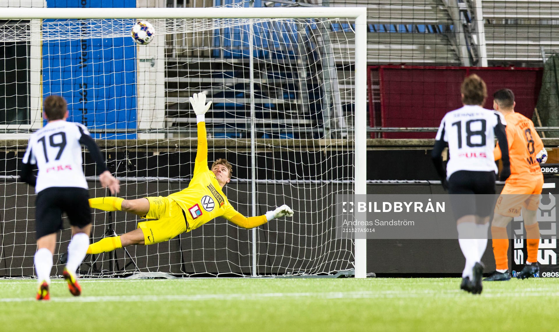AFC Eskilstunas André Alsanati med en straff i ribban