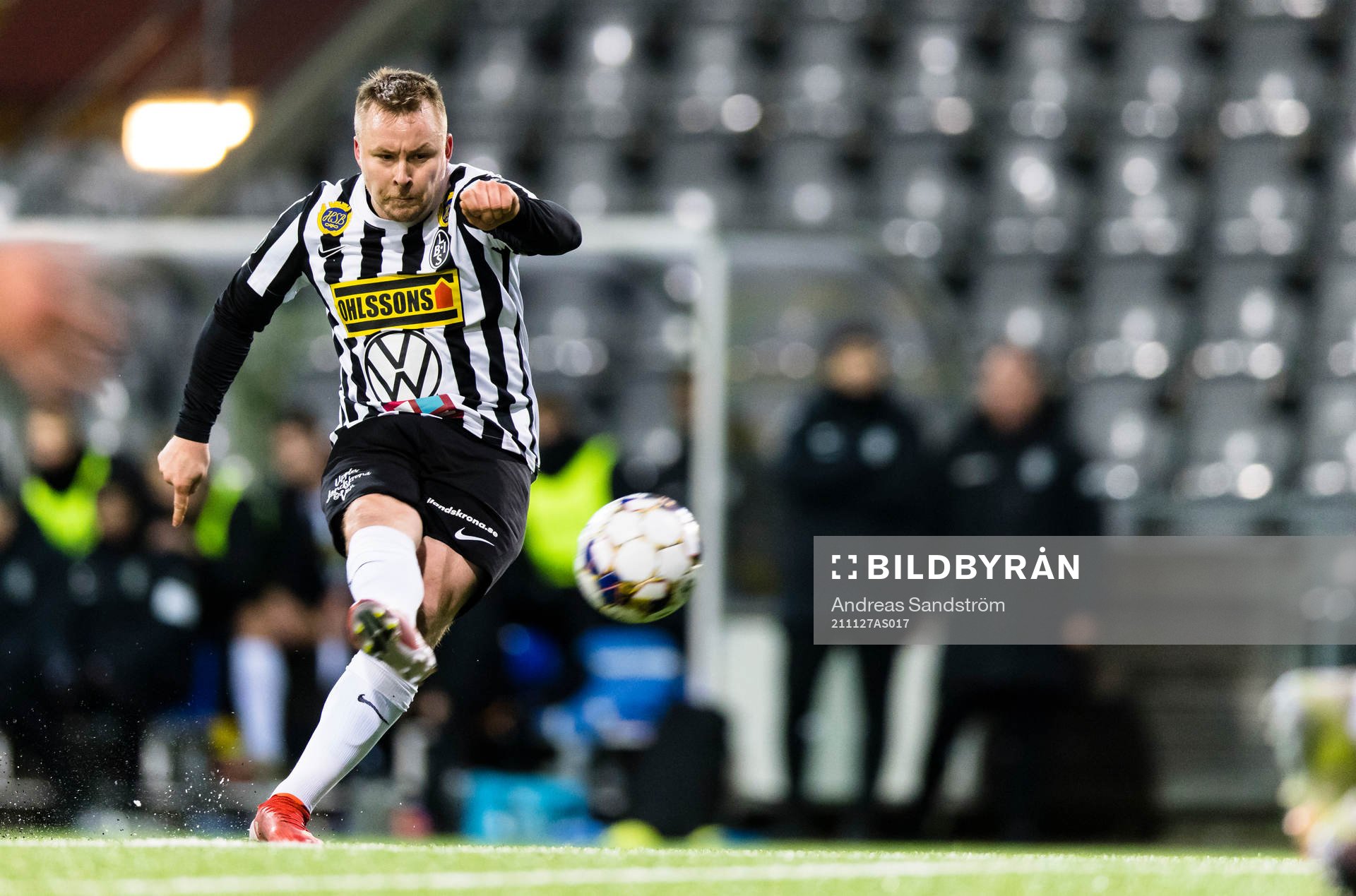 Landskronas Nicklas Nielsen med en frispark under fotbollsmatchen i Superettan mellan AFC Eskilstuna och Landskrona den 27 november 2021 i Eskilstuna.