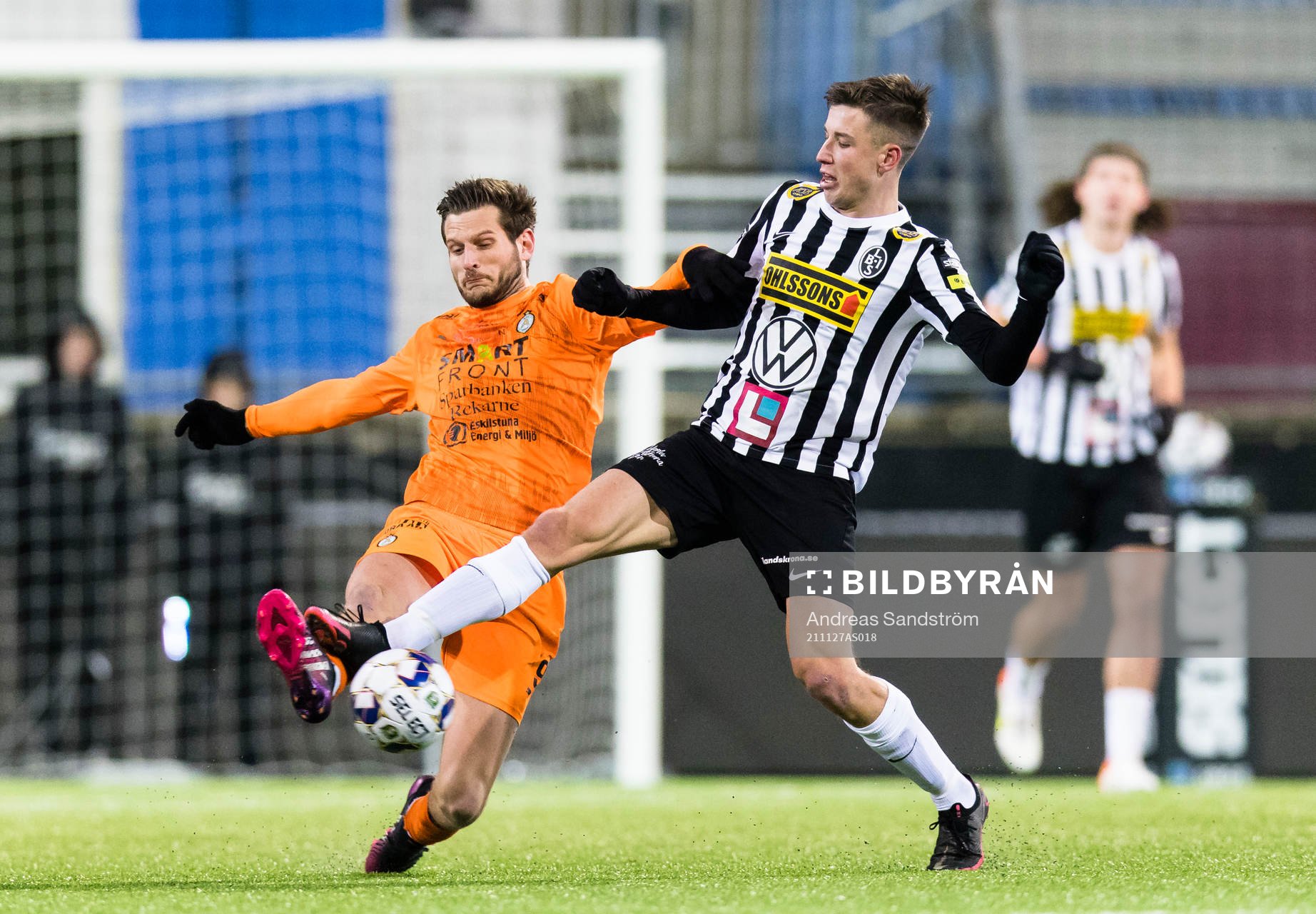 Landskronas Filip Olsson i kamp om bollen med AFC
