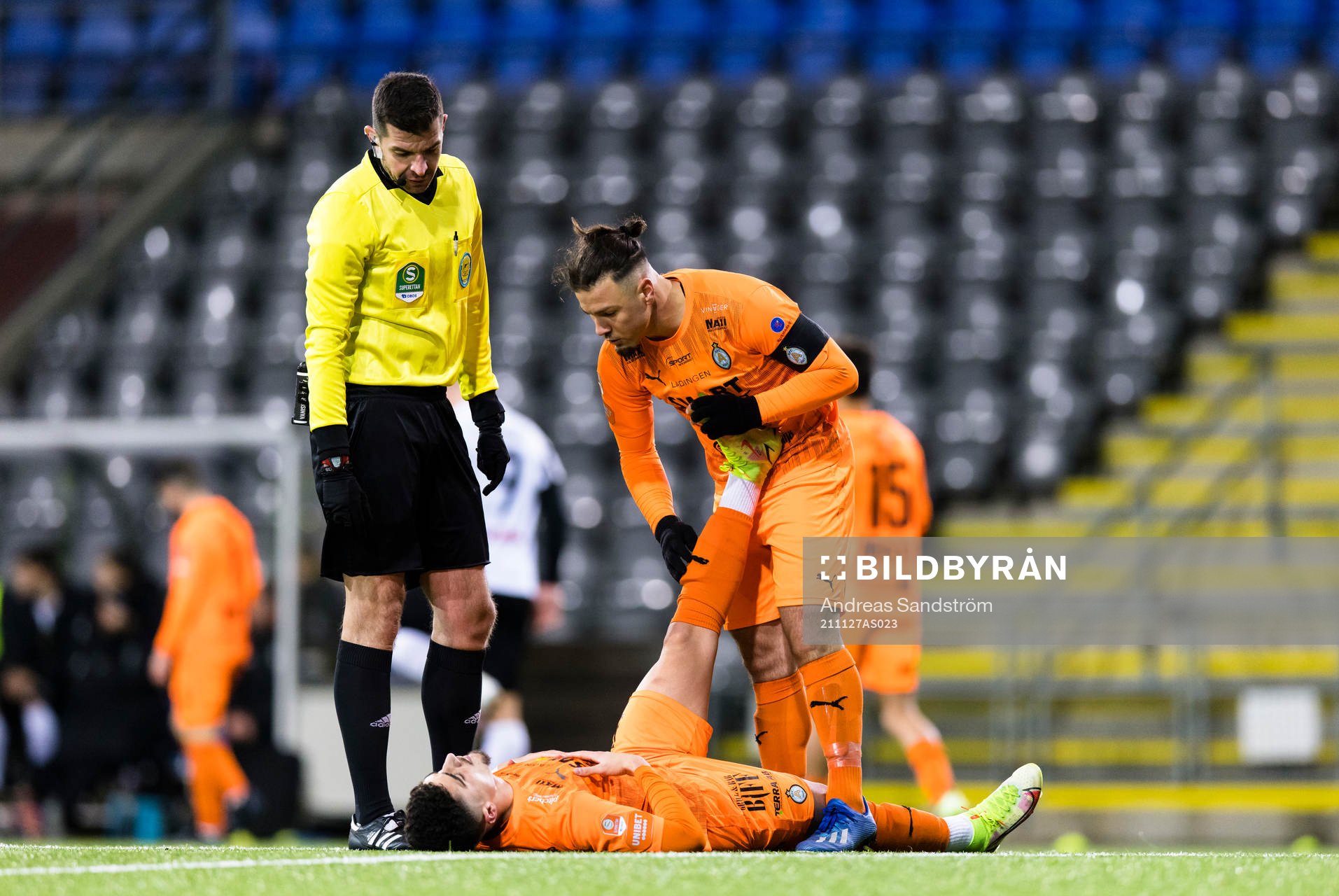 AFC Eskilstunas Ismet Lushaku får behandling av Abdelkarim