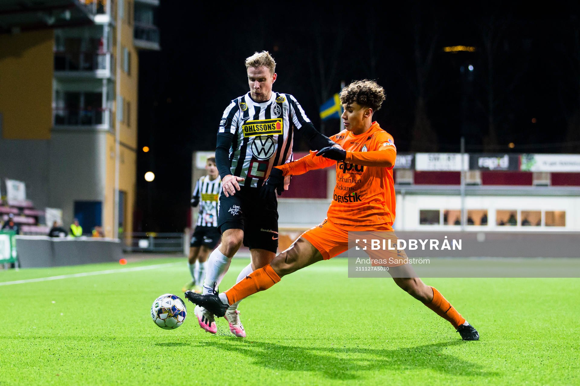 Landskronas Linus Olsson i kamp om bollen med AFC