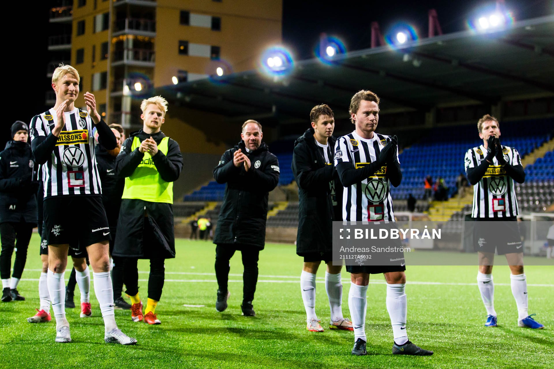 Landskronas spelare tackar supportarna efter fotbollsmatchen i Superettan mellan AFC Eskilstuna och Landskrona den 27 november 2021 i Eskilstuna.