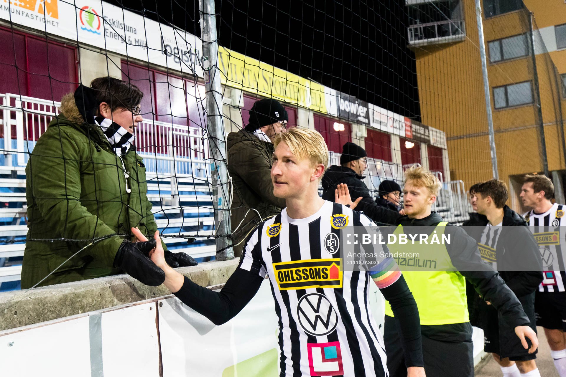 Landskronas spelare med Viktor Wihlstrand (närmast i bild) hälsar på de tillresta Landskrona supportarna efter fotbollsmatchen i Superettan mellan AFC Eskilstuna och Landskrona den 27 november 2021 i Eskilstuna.