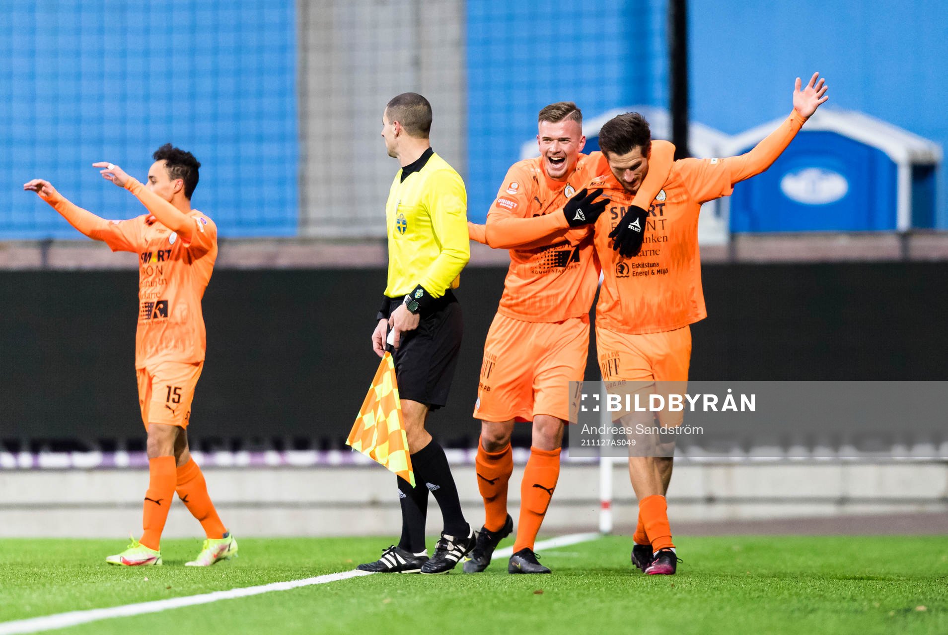 AFC Eskilstunas Ashley Mark Coffey (h) gör 1-0 och gratuleras av Alexander Ahl Holmström under fotbollsmatchen i Superettan mellan AFC Eskilstuna och Landskrona den 27 november 2021 i Eskilstuna.