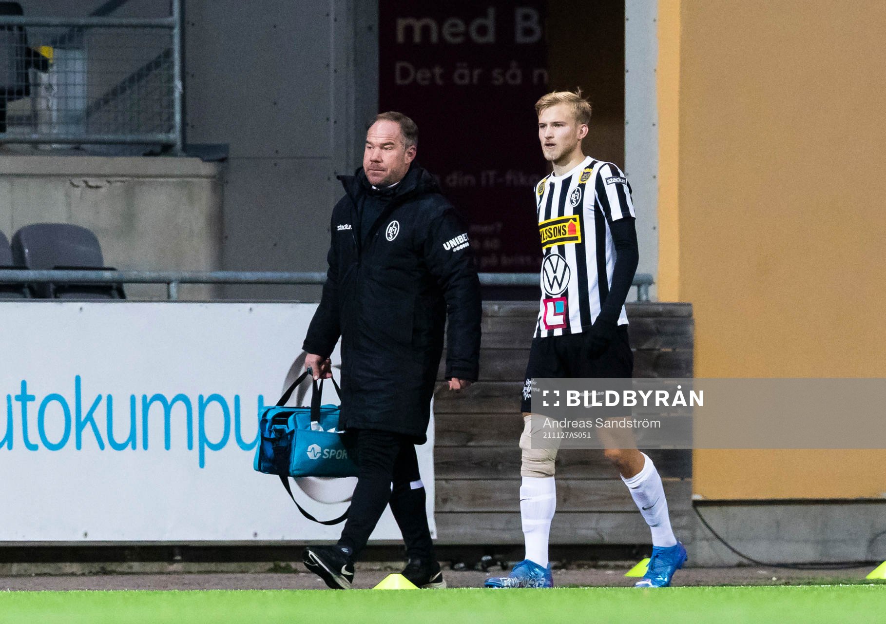 Landskronas Johan Rapp går av planen med lindat knä