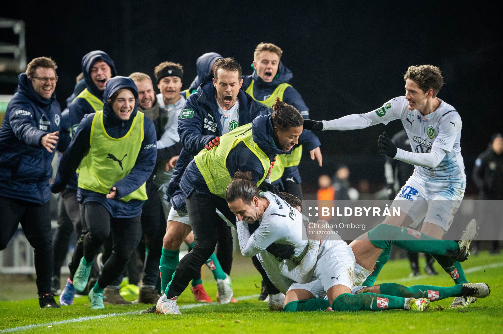 Jönköpings Edin Hamidovic jublar med lagkamrater
