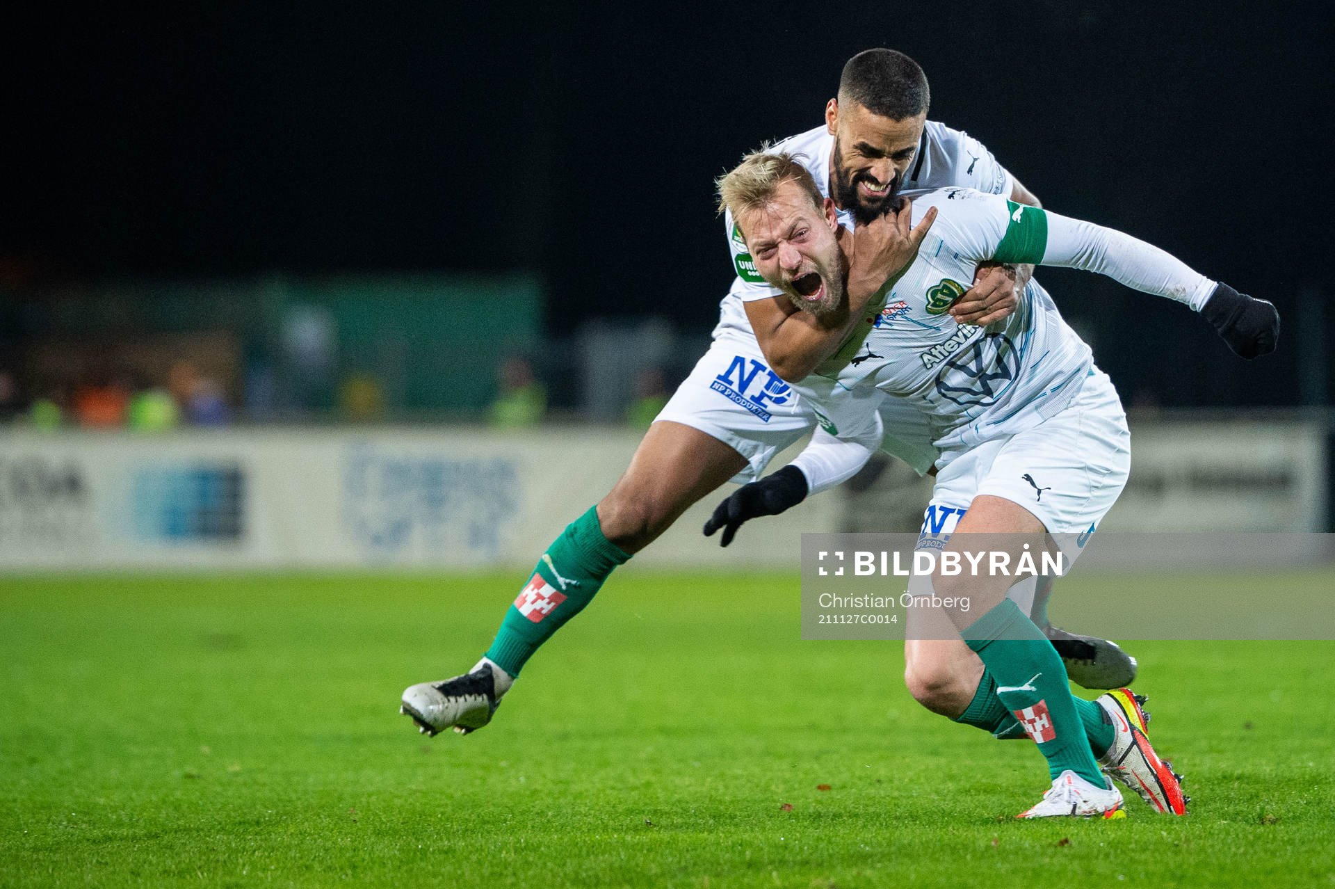 Jönköpings Sebastian Crona jublar efter 1-1 tillsammans med Junes Barny under fotbollsmatchen i Superettan mellan Trelleborg och Jönköpings Södra den 27 november 2021 i Trelleborg.