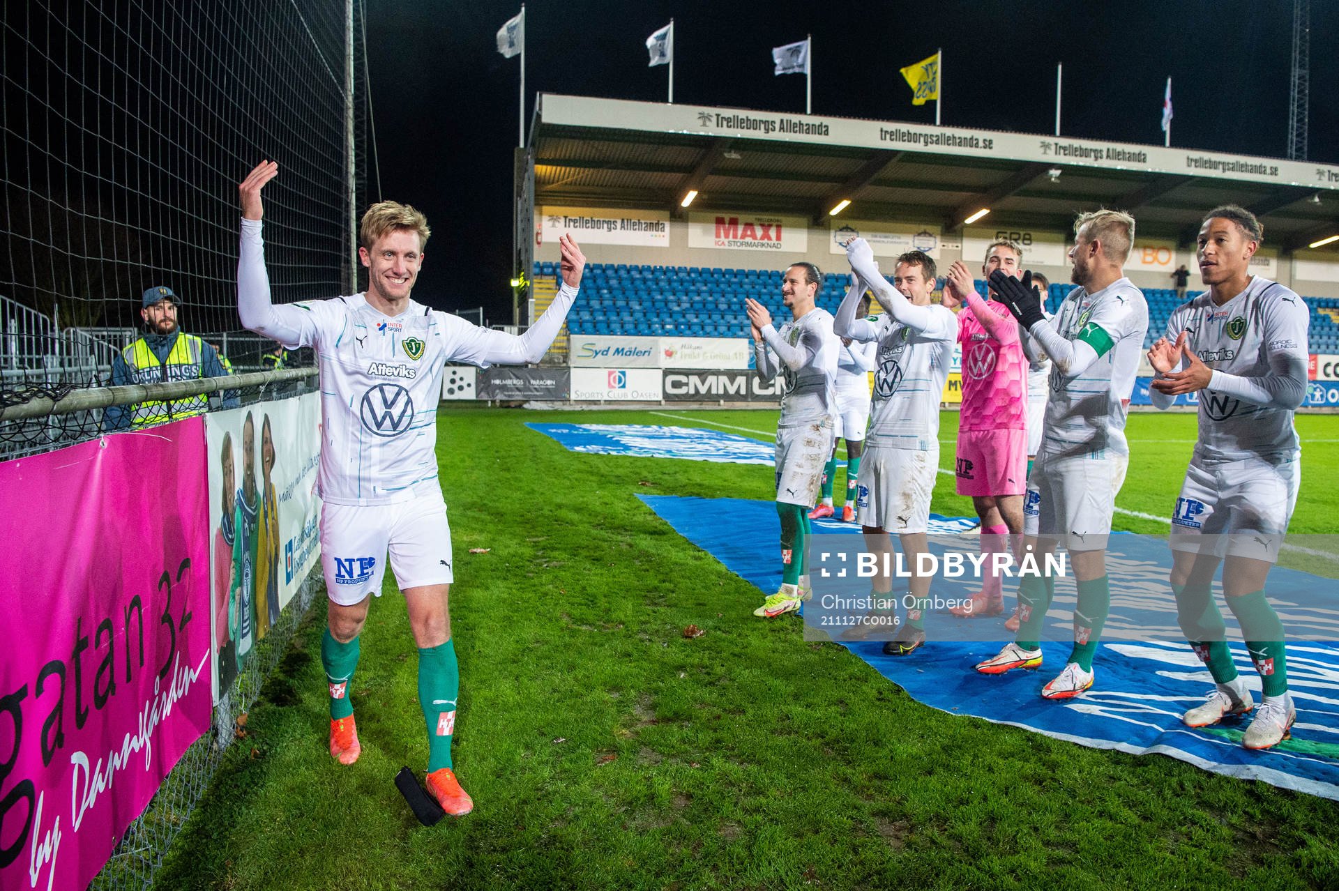 Jönköpings Jesper Svensson jublar med lagkamrater