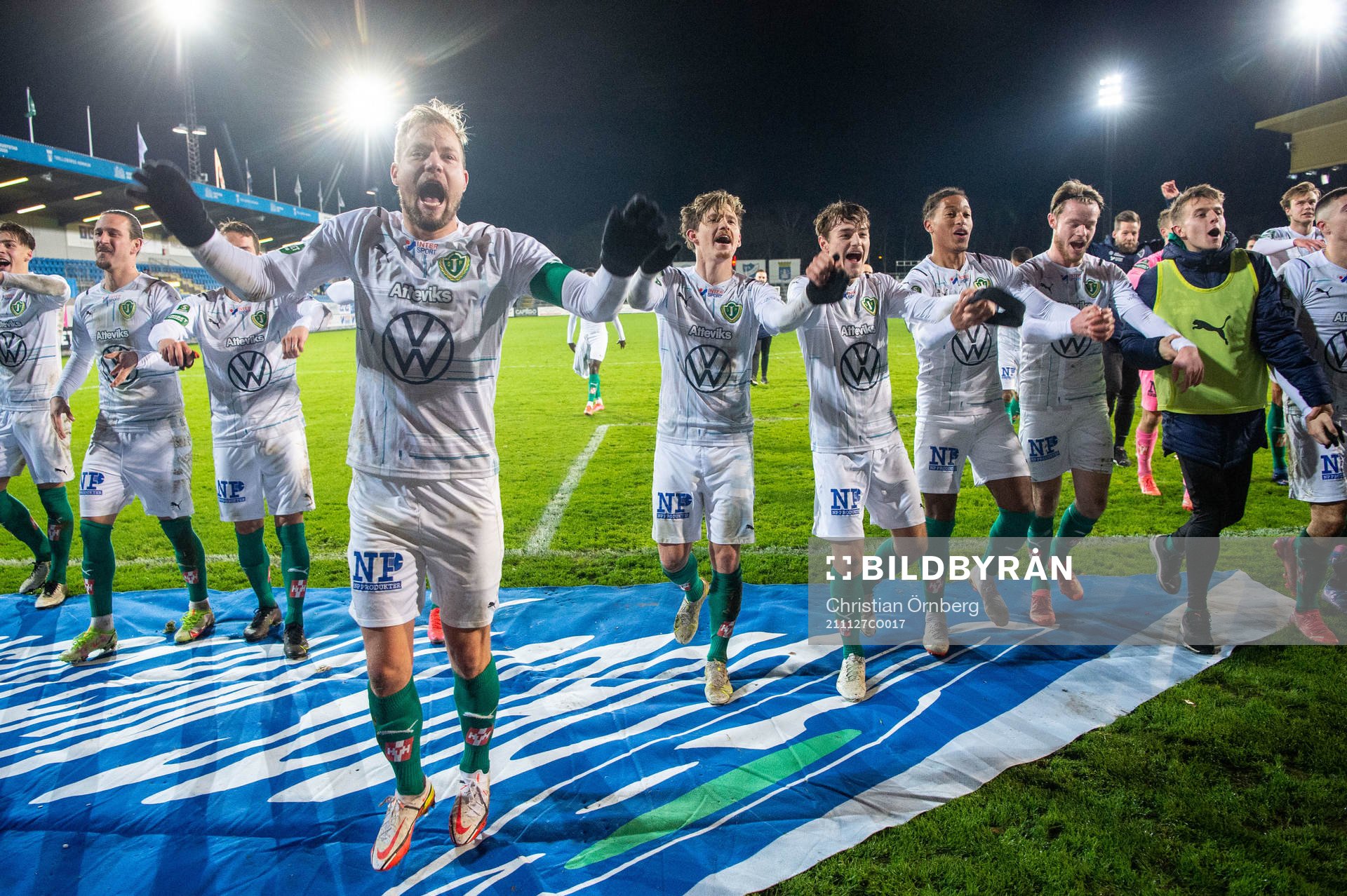 Jönköpings Sebastian Crona jublar med lagkamrater