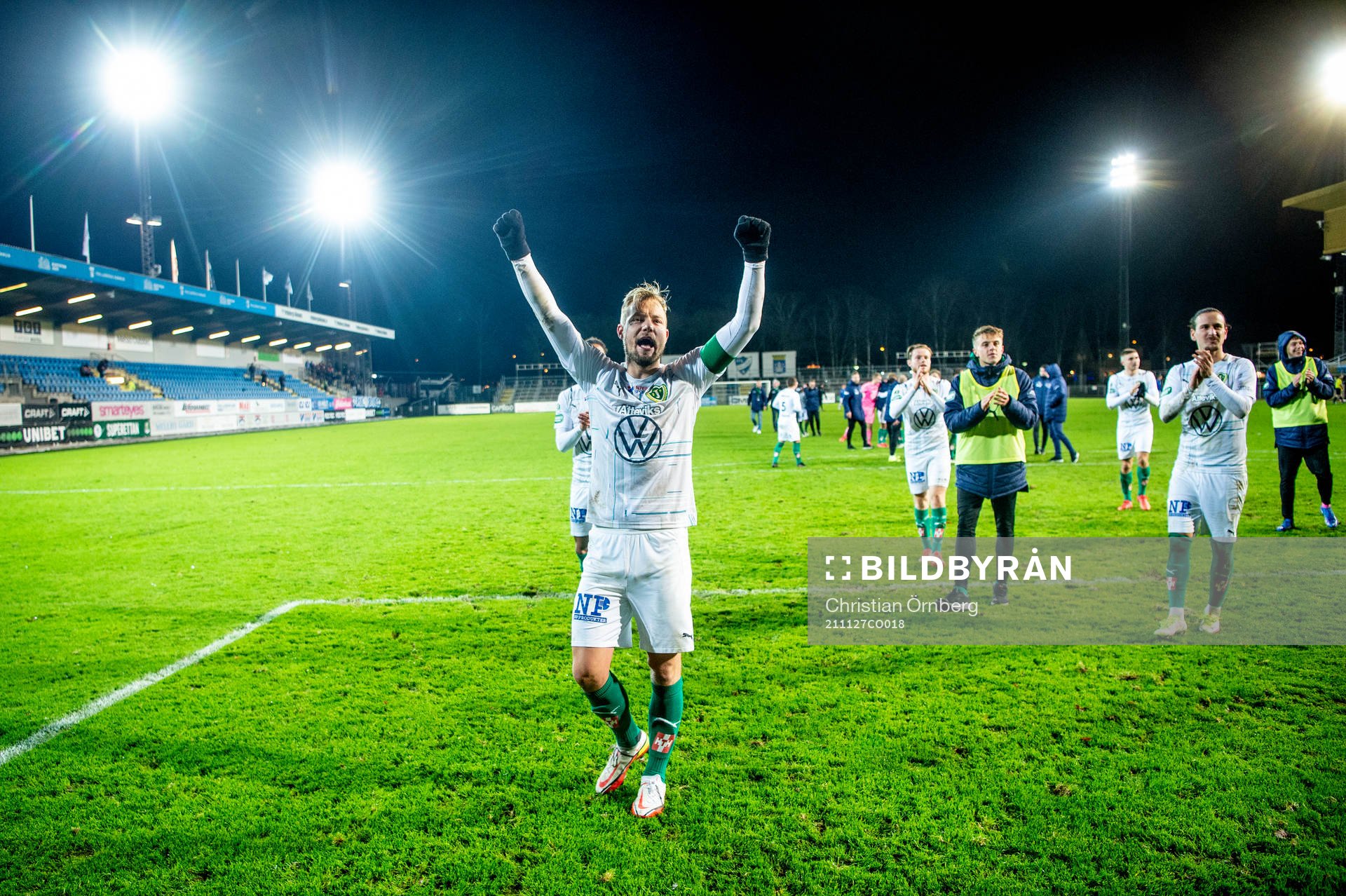 Jönköpings Sebastian Crona jublar med lagkamraterna