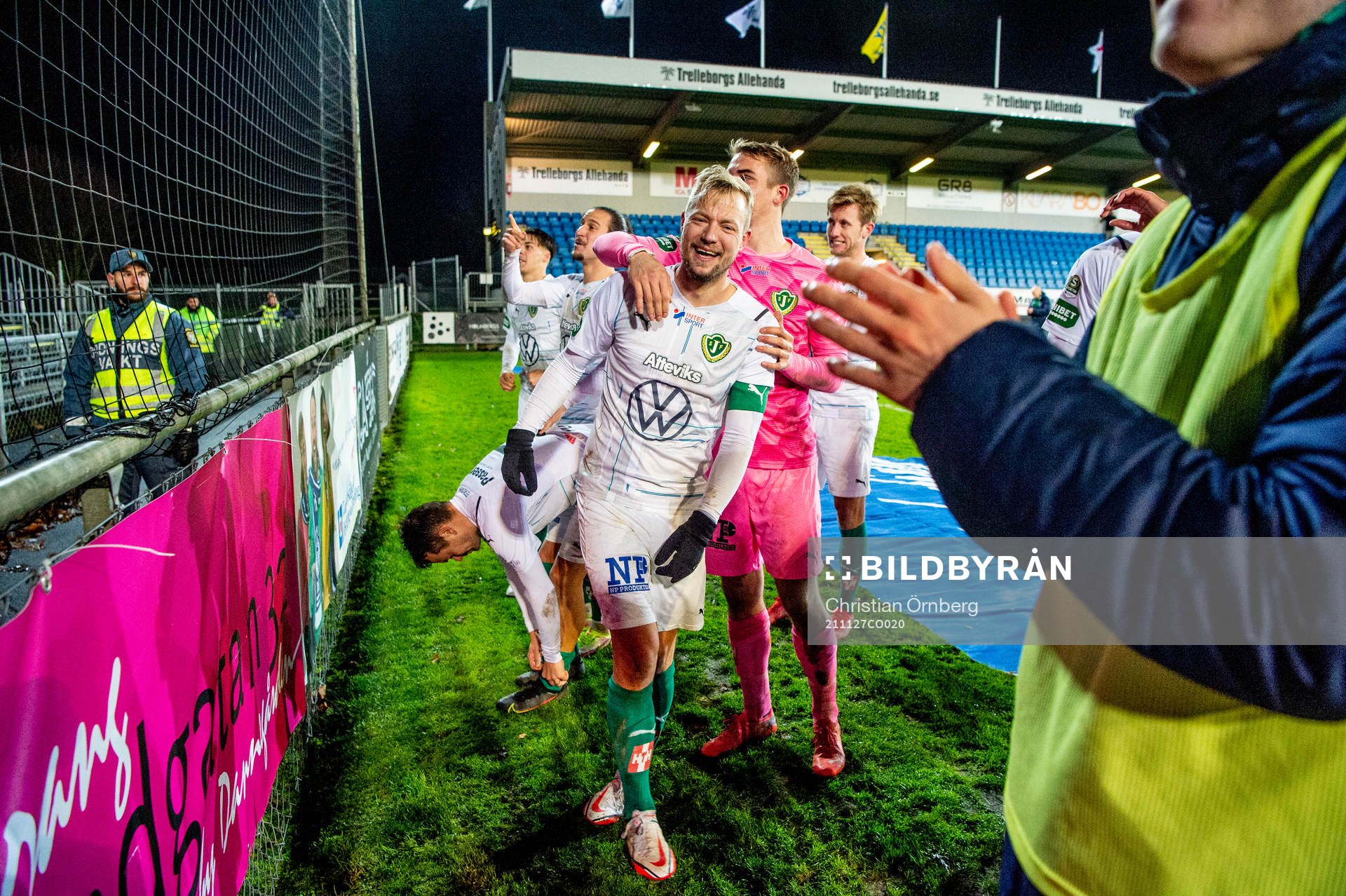 Jönköpings Sebastian Crona jublar med lagkamraterna