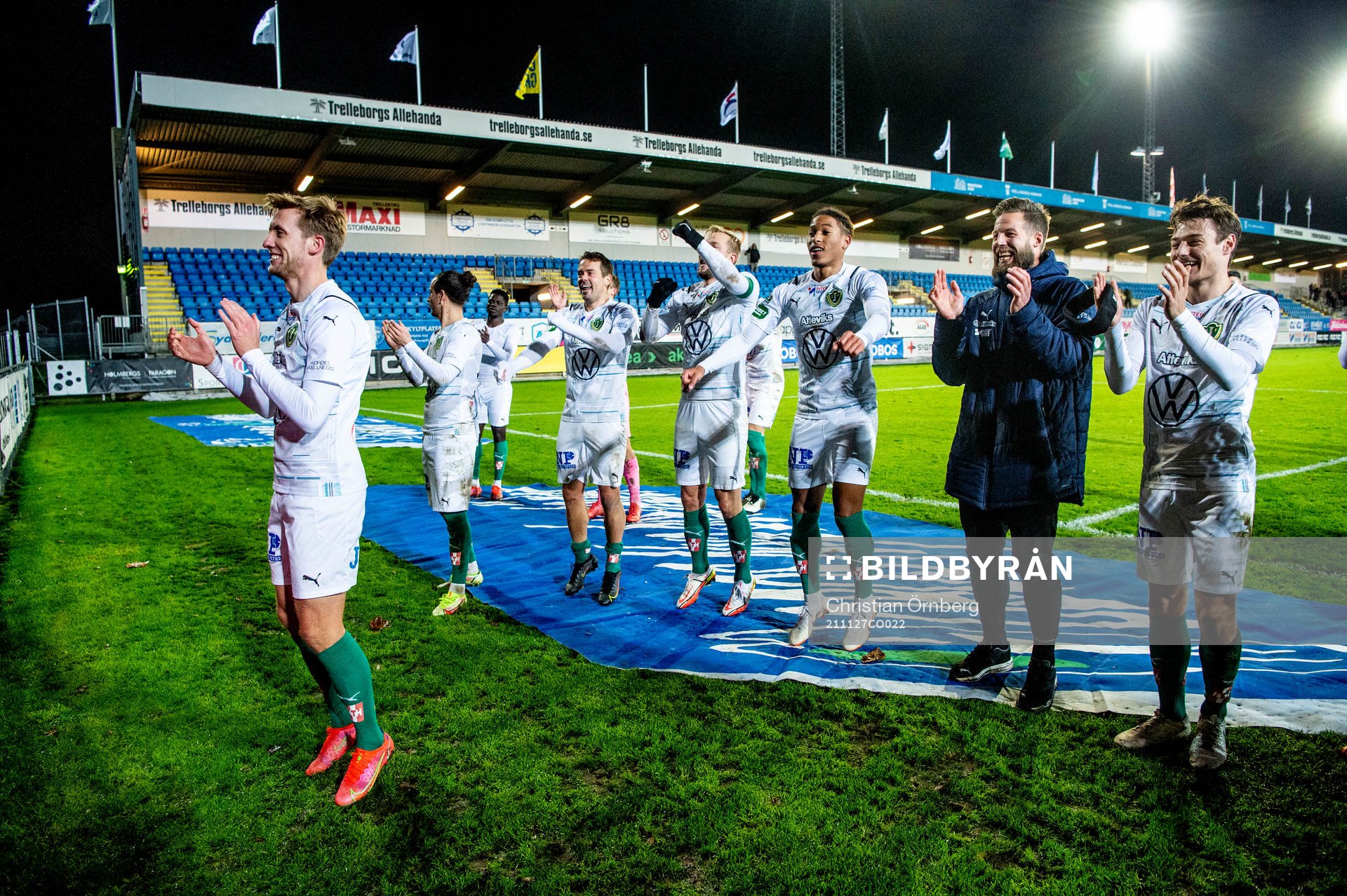 Jönköpings Jesper Svensson jublar med lagkamraterna efter fotbollsmatchen i Superettan mellan Trelleborg och Jönköpings Södra den 27 november 2021 i Trelleborg.