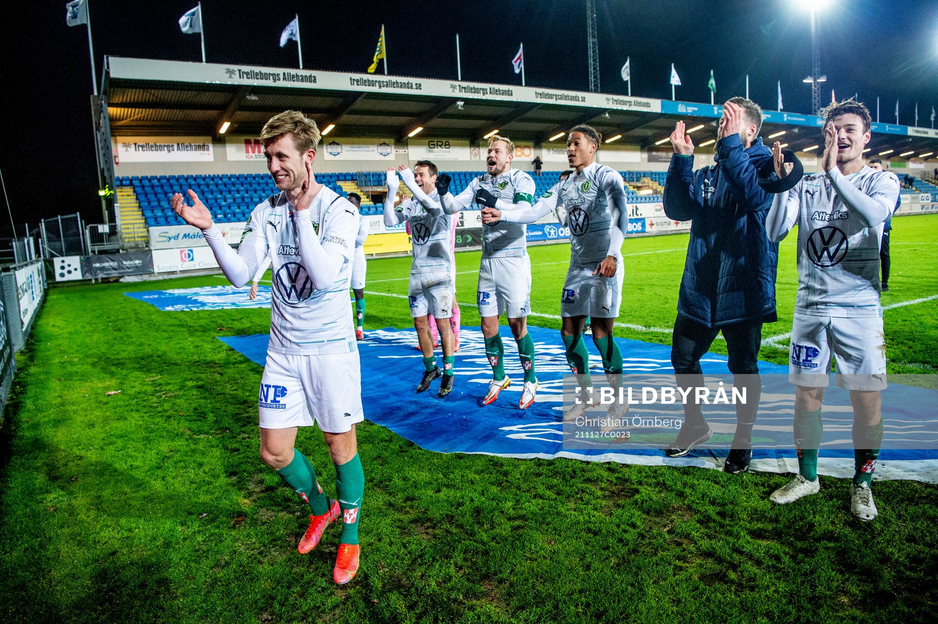Jönköpings Jesper Svensson jublar med lagkamraterna efter fotbollsmatchen i Superettan mellan Trelleborg och Jönköpings Södra den 27 november 2021 i Trelleborg.