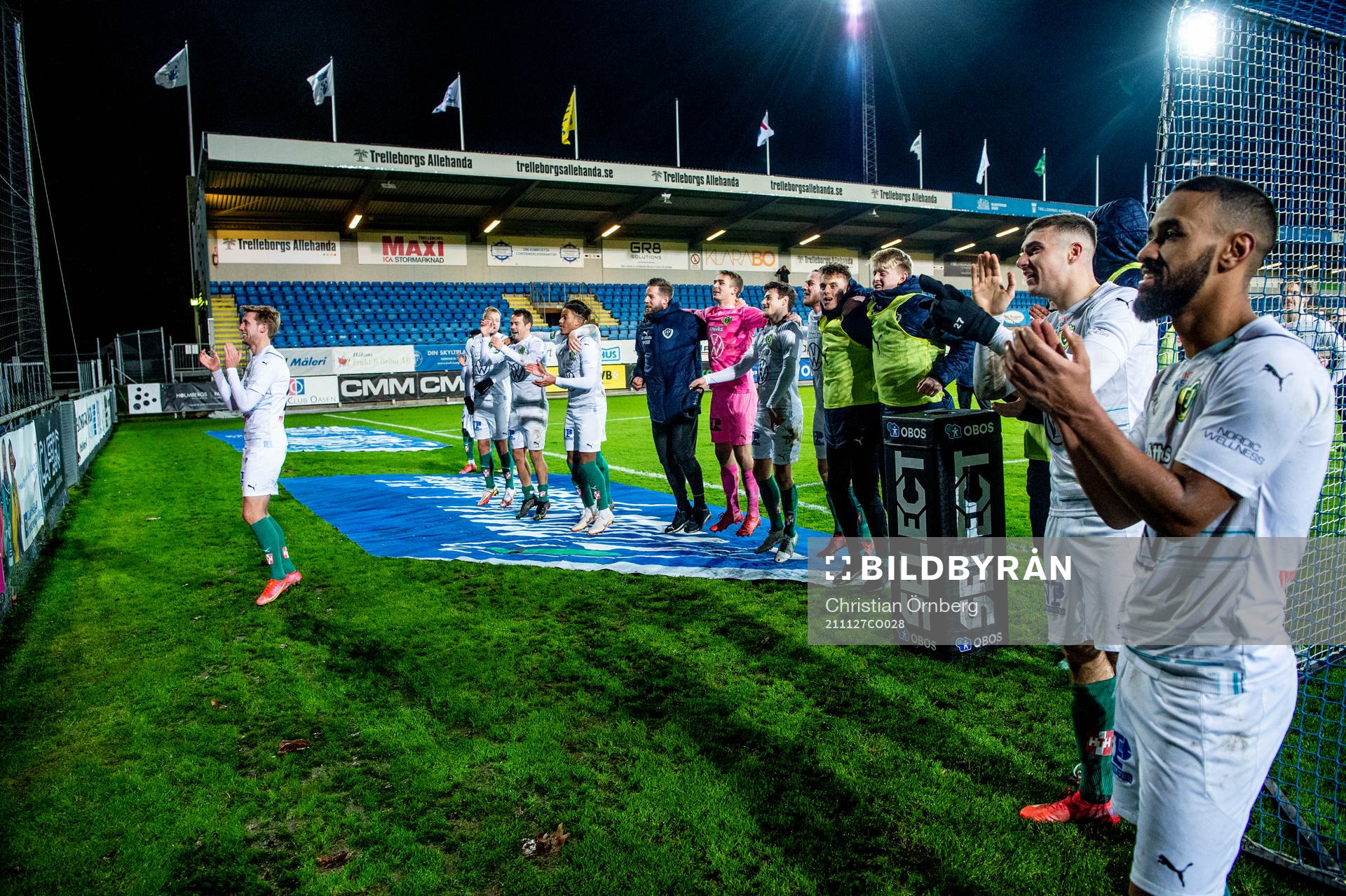 Jönköpings Jesper Svensson jublar med lagkamraterna efter fotbollsmatchen i Superettan mellan Trelleborg och Jönköpings Södra den 27 november 2021 i Trelleborg.