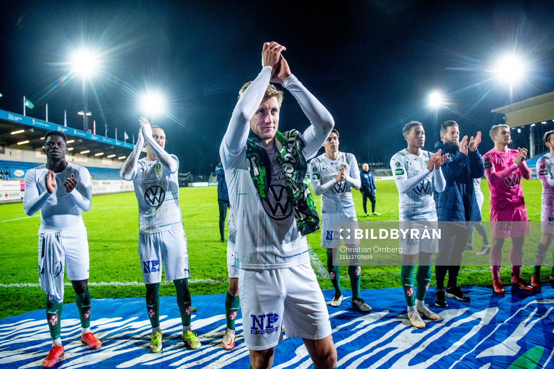 Jönköpings Jesper Svensson jublar med lagkamraterna