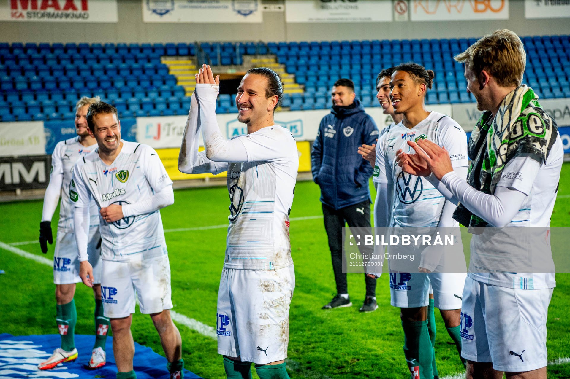 Jönköpings Edin Hamidovic jublar med lagkamraterna