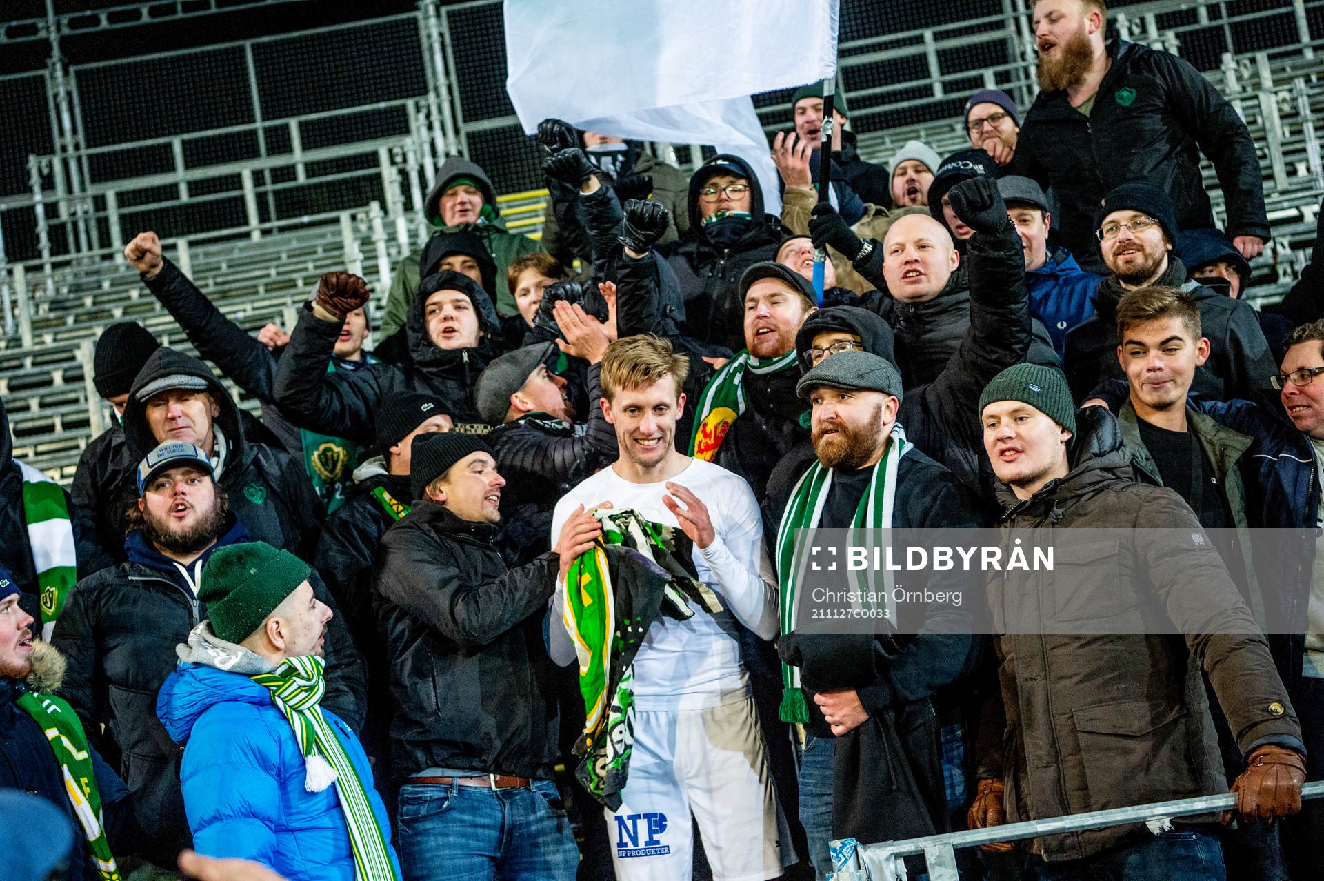 Jönköpings Jesper Svensson jublar med supportrarna