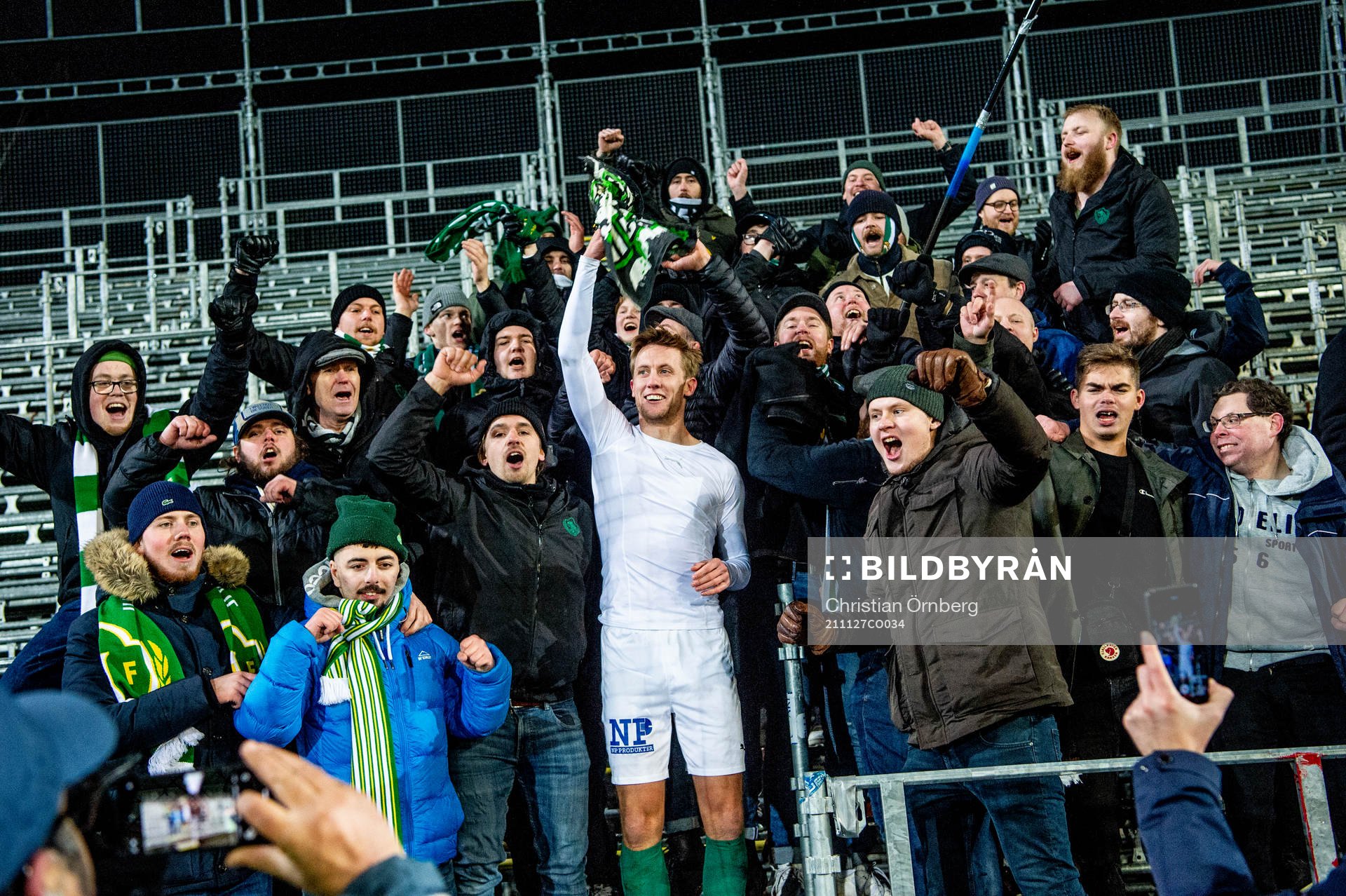 Jönköpings Jesper Svensson jublar med supportrarna