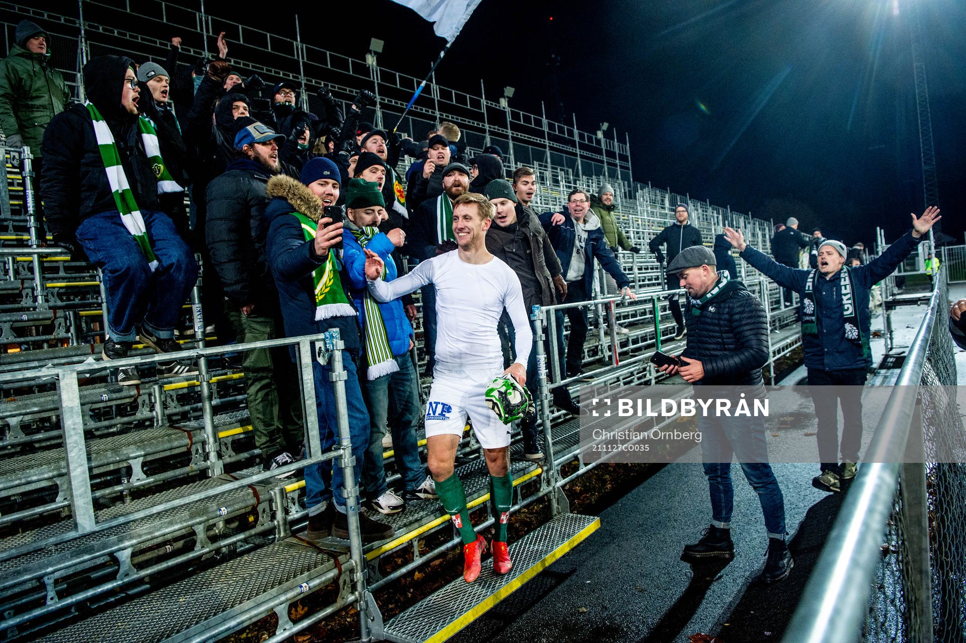 Jönköpings Jesper Svensson jublar med supportrarna