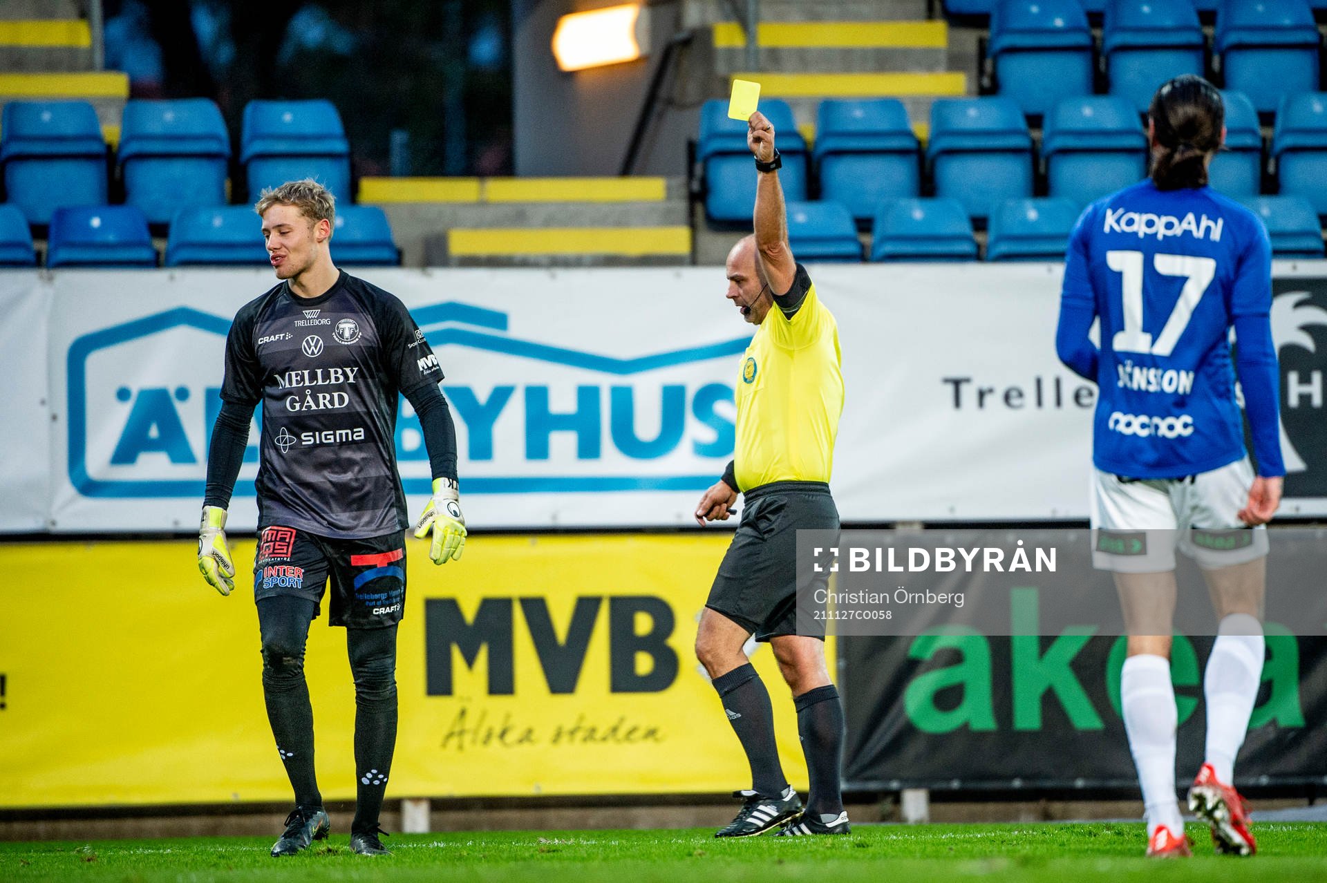 Domare Robert Daradic ger Trelleborgs målvakt Kasper