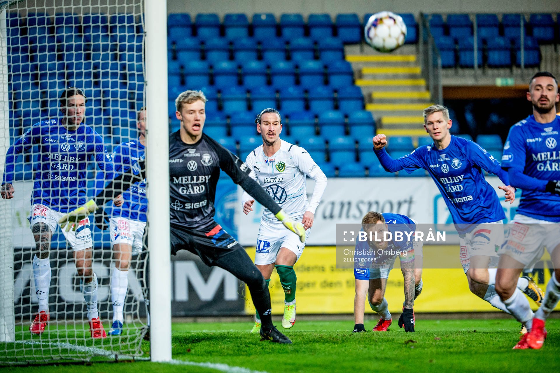 Jönköpings Edin Hamidovic mot Trelleborgs målvakt Kasper