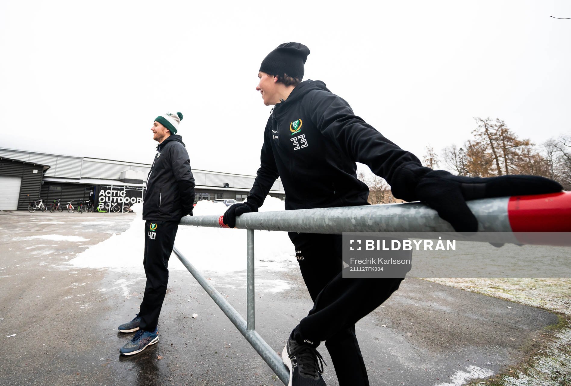 Färjestads målvakt Henrik Haukeland och Albert Johansson
