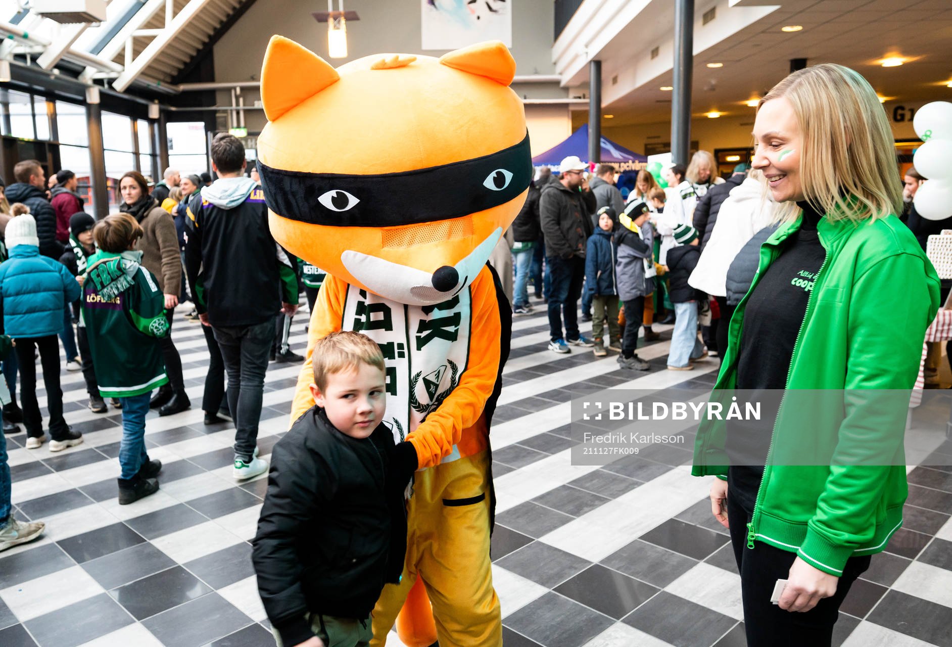 Coop på plats med deras maskot