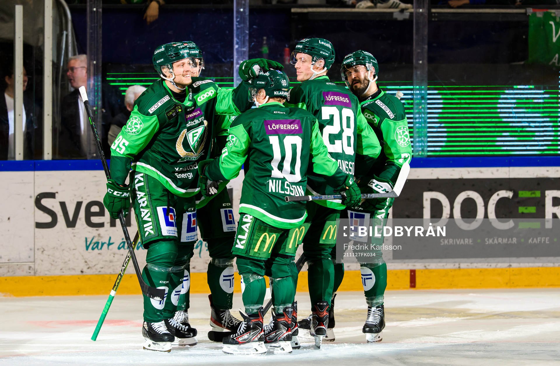 Färjestads Jacob de la Rose jublar med lagkamrater