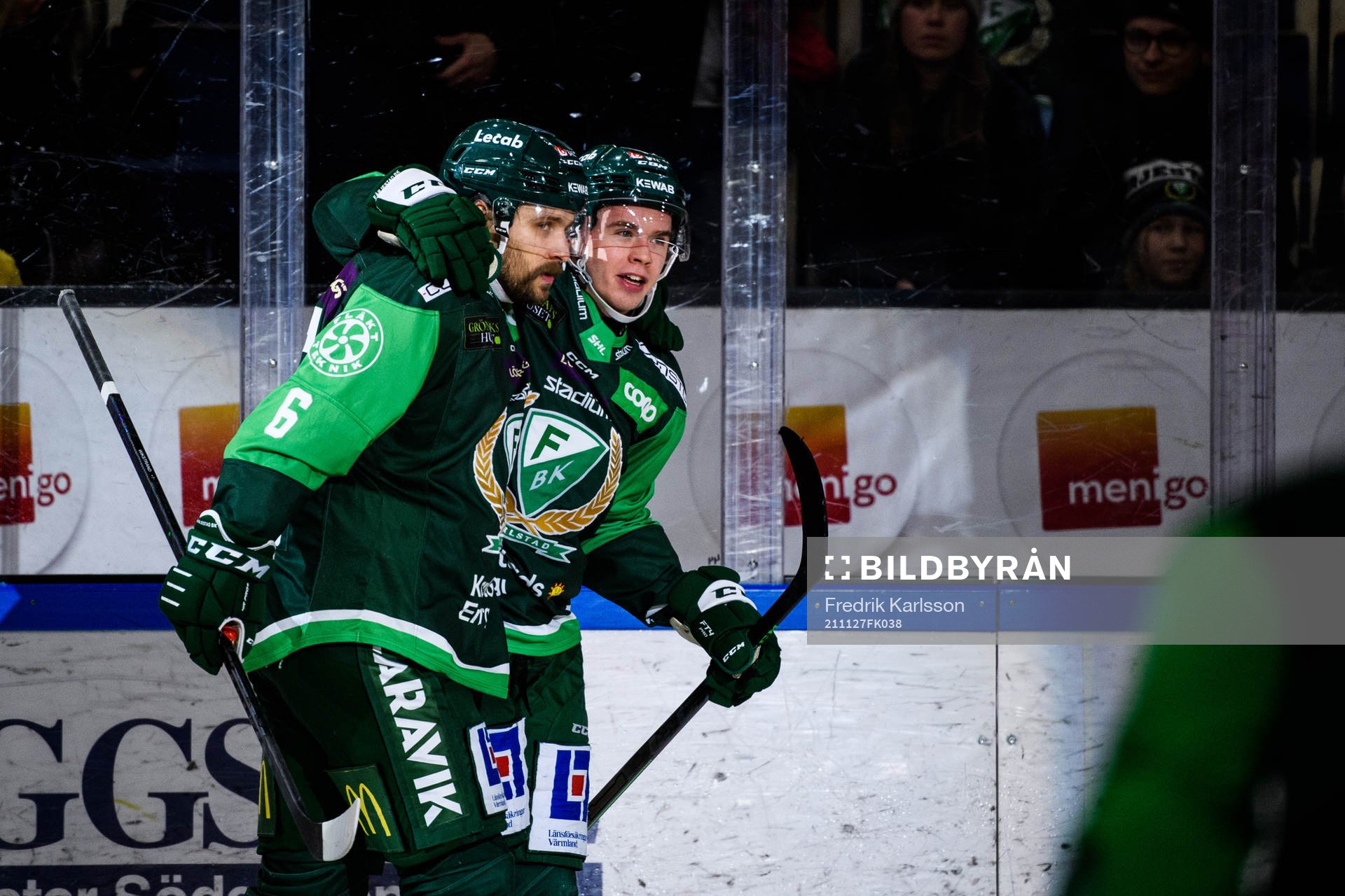 Färjestads Mikael Wikstrand och Oscar Lawner jublar