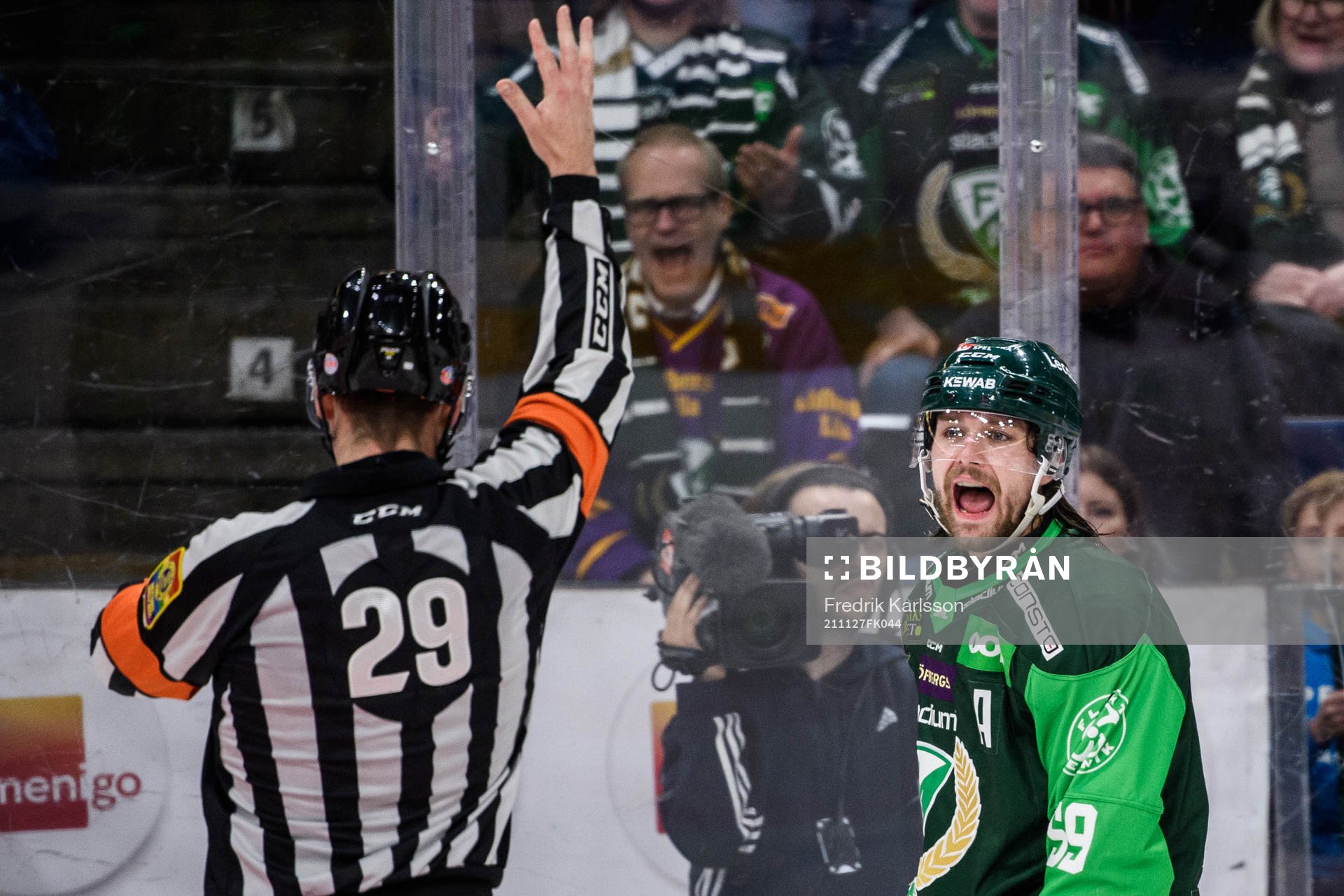 Domare Richard Magnusson och Färjestads Linus Johansson