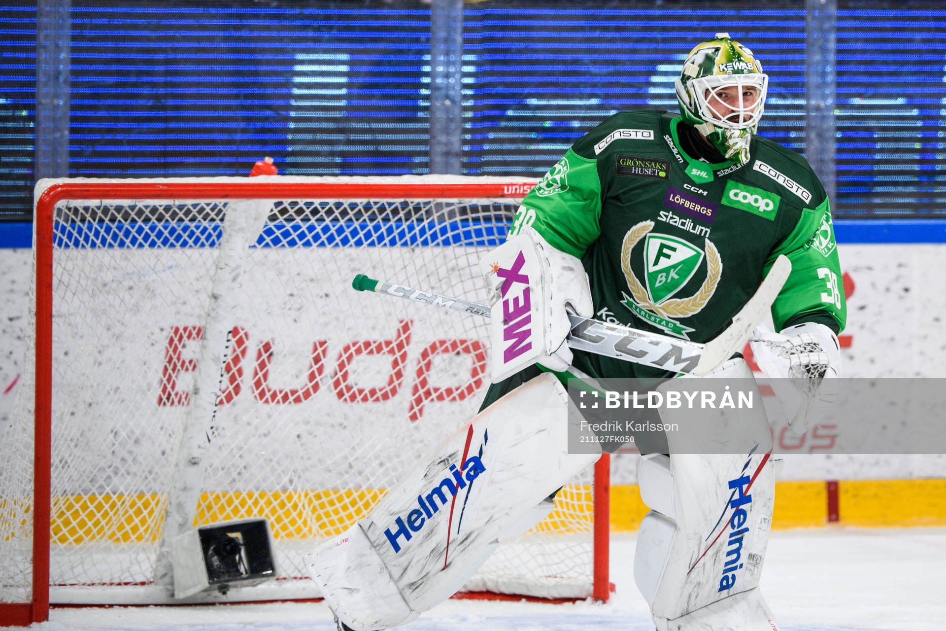 Färjestads målvakt Dominik Furch jublar