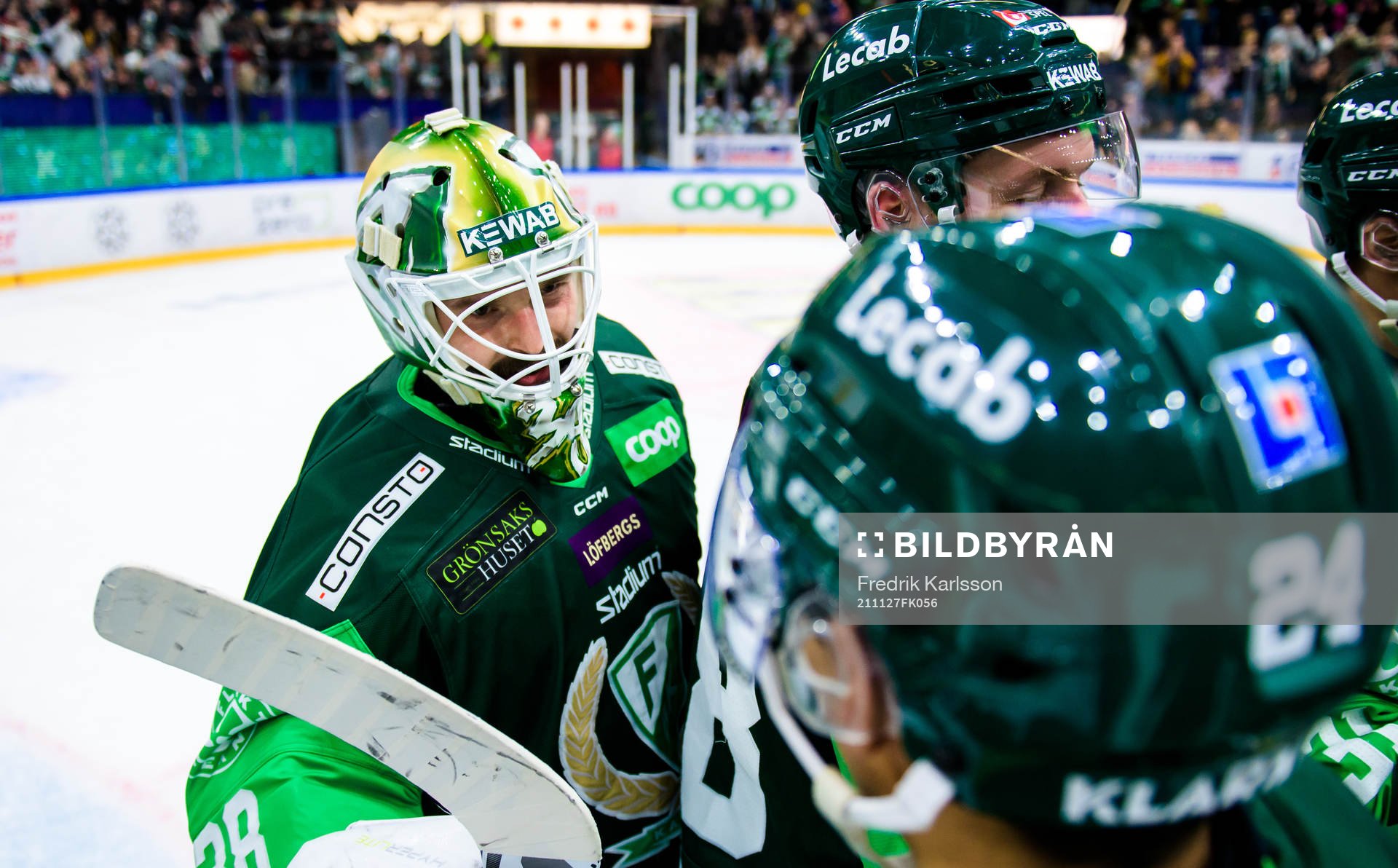 Färjestads målvakt Dominik Furch jublar med lagkamrater