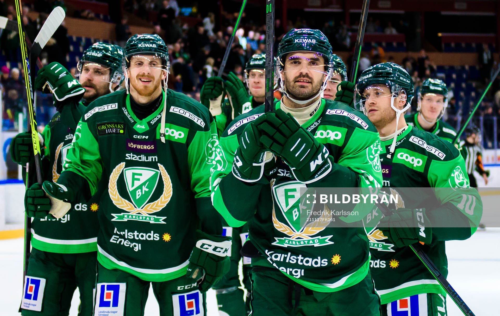 Färjestads spelare jublar och tackar publiken