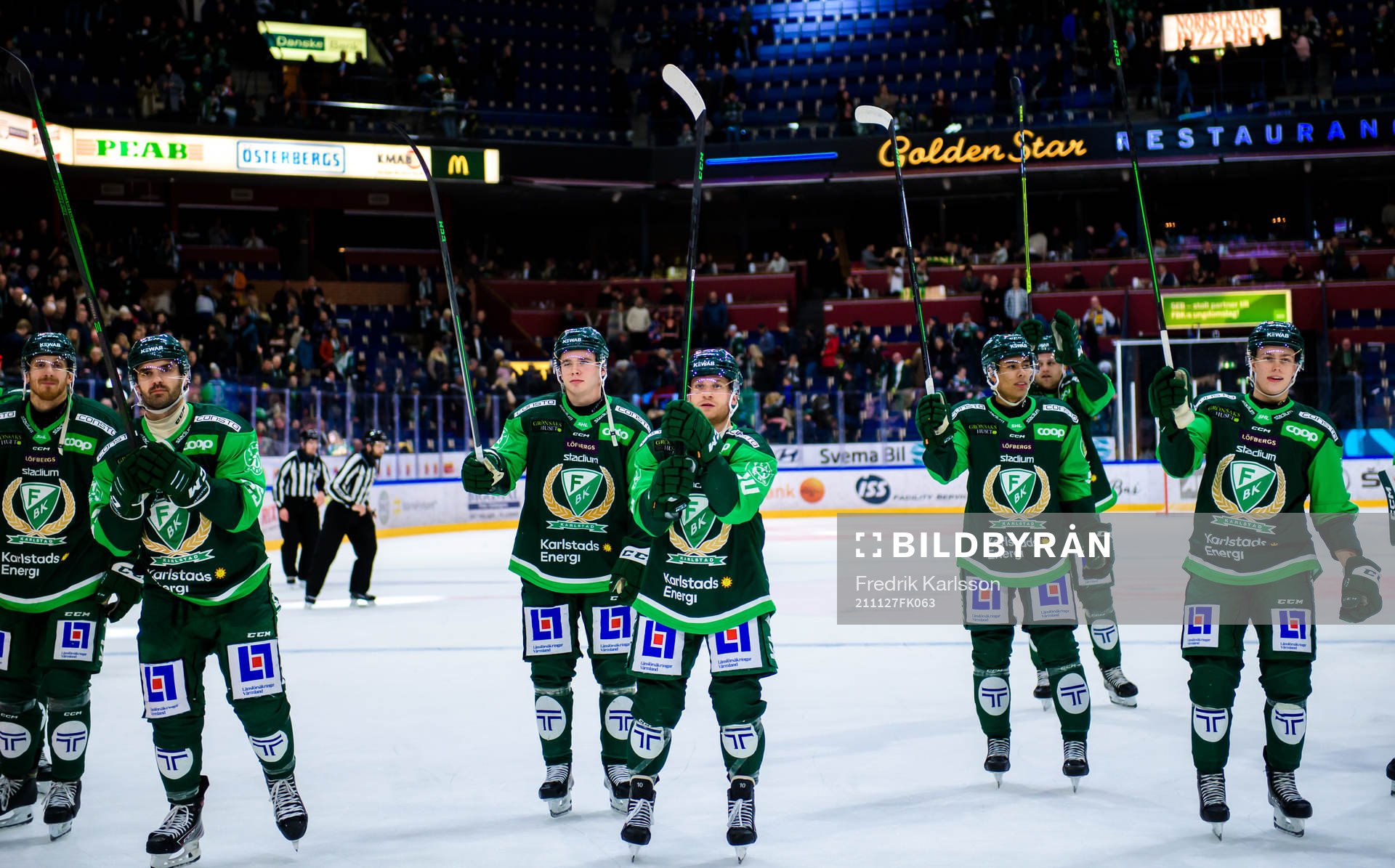 Färjestads spelare jublar och tackar publiken